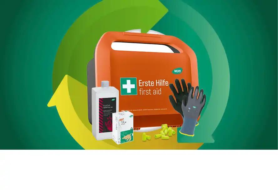 Orangefarbener Erste-Hilfe-Kasten mit schwarzem Handschuh, weißer Flasche, kleiner Box und grünen Tabletten daneben.