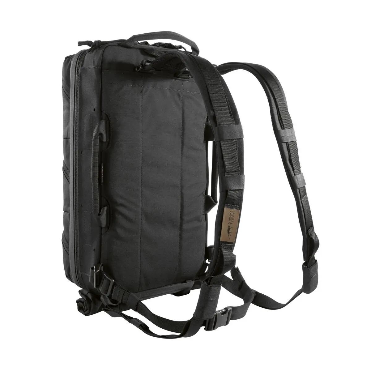 Schwarzer TT Modular Medic Combat Pack steht aufrecht, mit robusten Griffen, umlaufendem Reißverschluss und abnehmbarem Panel am Hauptfach.
