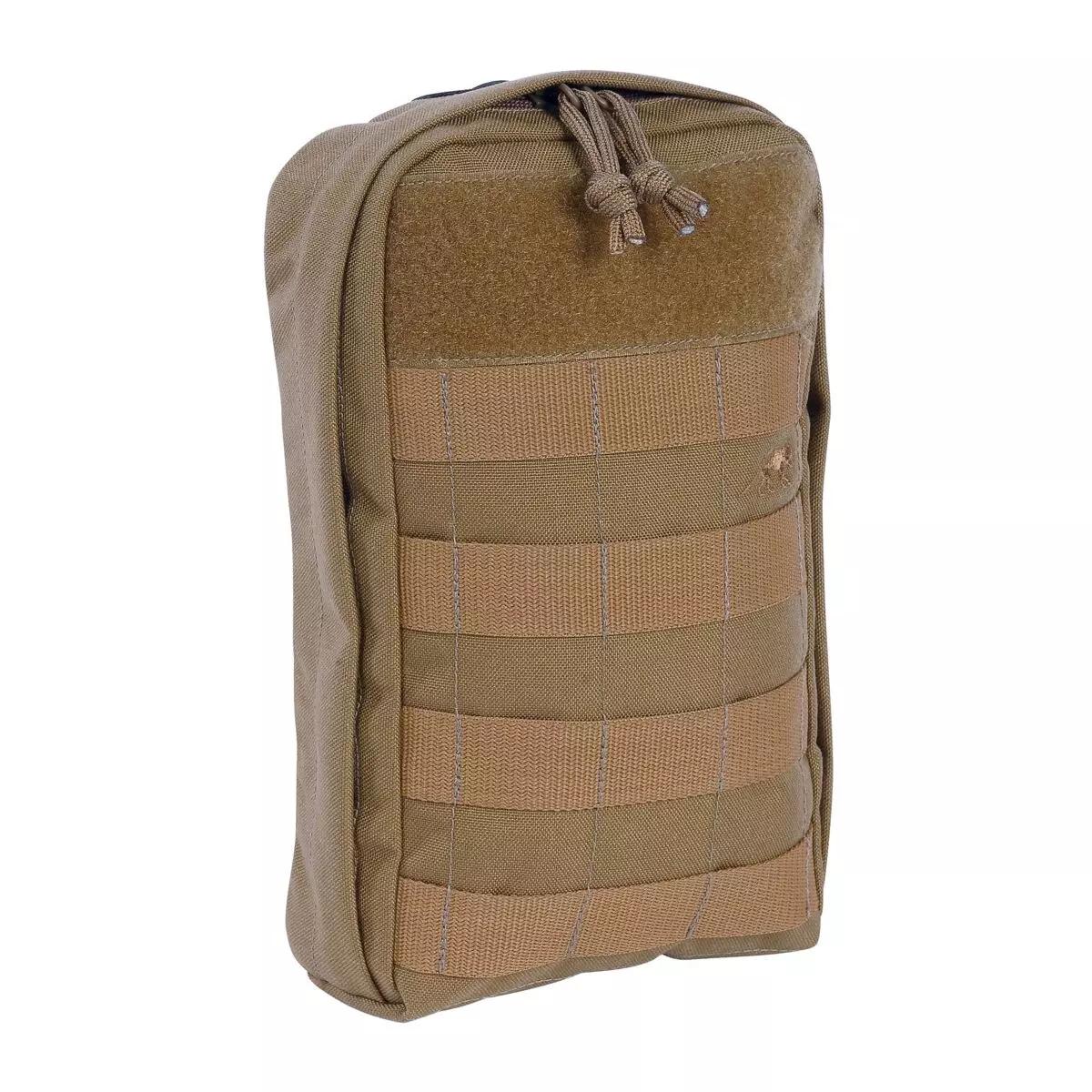 TT Tac Pouch 7 - Coyote aus widerstandsfähigem Material mit mehreren Gurten, zwei Schnallen und Klettfläche auf der Front in Dreiviertelansicht.