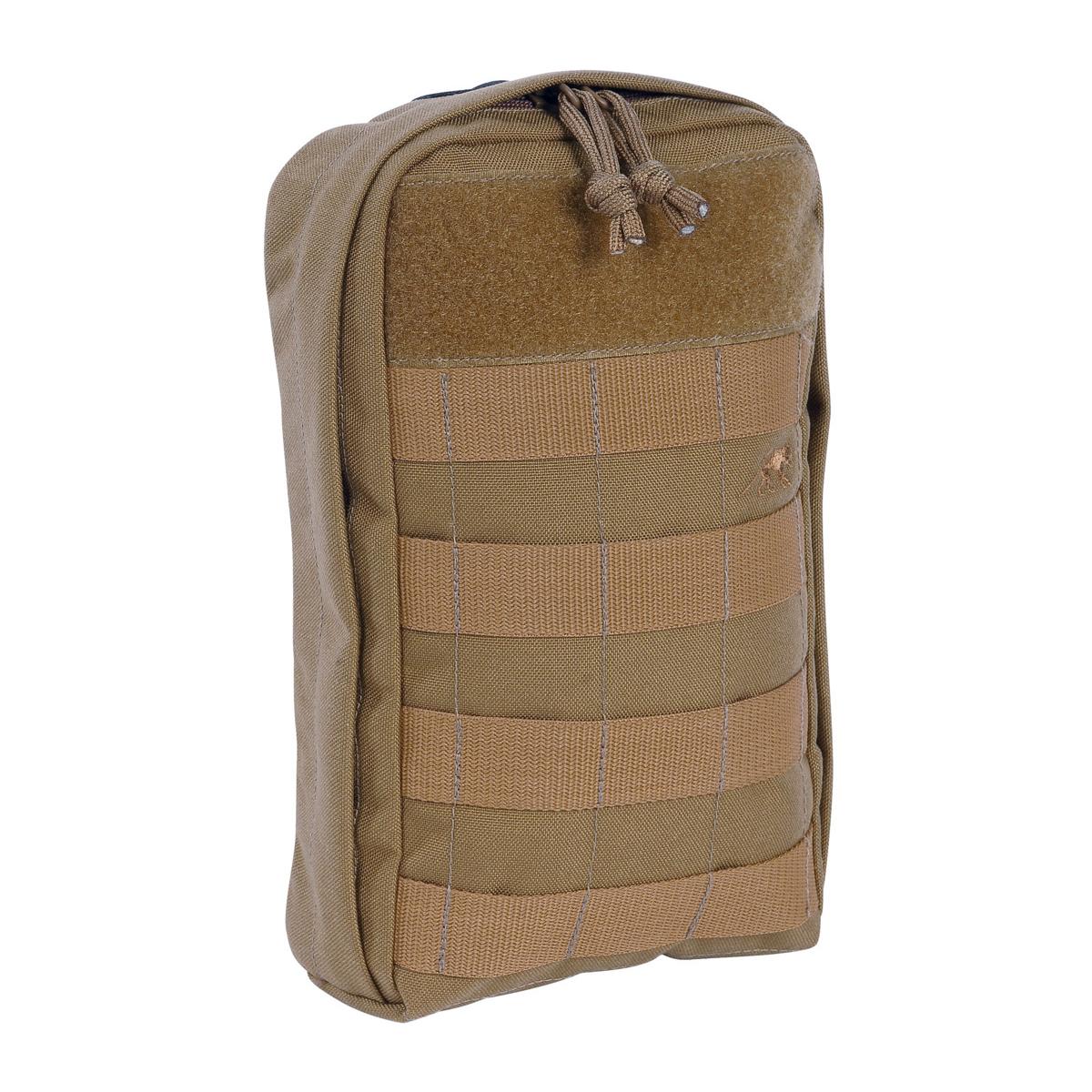 TT Tac Pouch 7 - Coyote aus widerstandsfähigem Material mit mehreren Gurten, zwei Schnallen und Klettfläche auf der Front in Dreiviertelansicht.