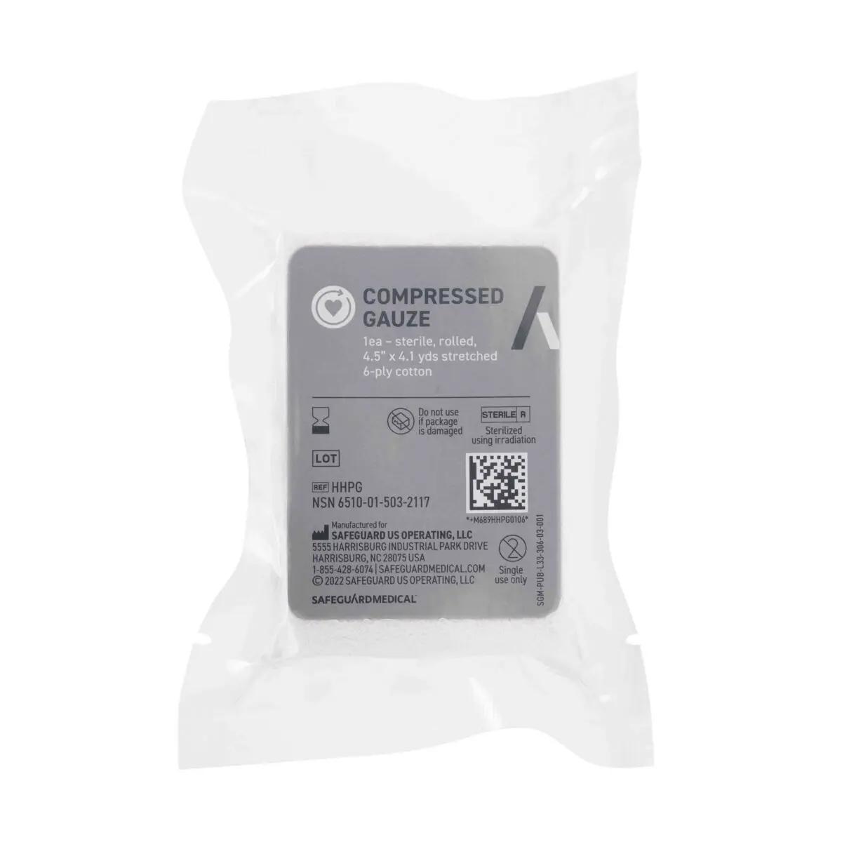 Steril verpackte Compressed Gauze aus 6-fach gewebter Baumwolle, platzsparend vakuumiert im weißen Beutel mit Produktangaben und QR-Code.