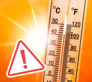 Holzthermometer zeigt 50 °C und 120 °F, daneben ein Warnschild mit Ausrufezeichen vor sonnigem, orangen Hintergrund