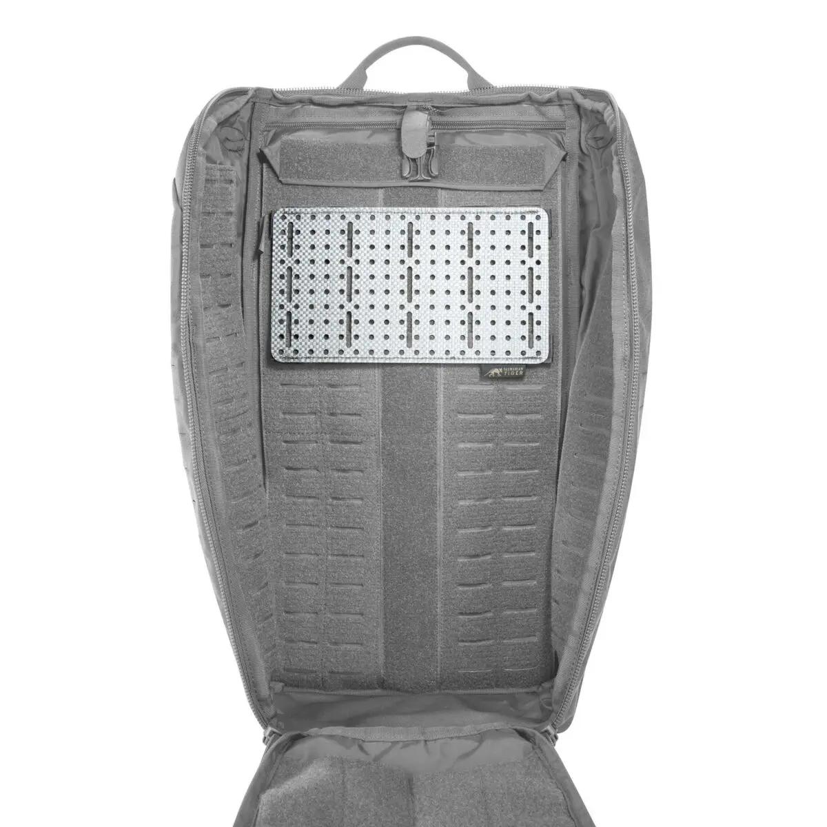 TT SRPP Panel - 13 cm aus Tegris® mit gelasertem Loch- und Schlitzmuster an der Seite eines grauen, taktischen Rucksacks befestigt.
