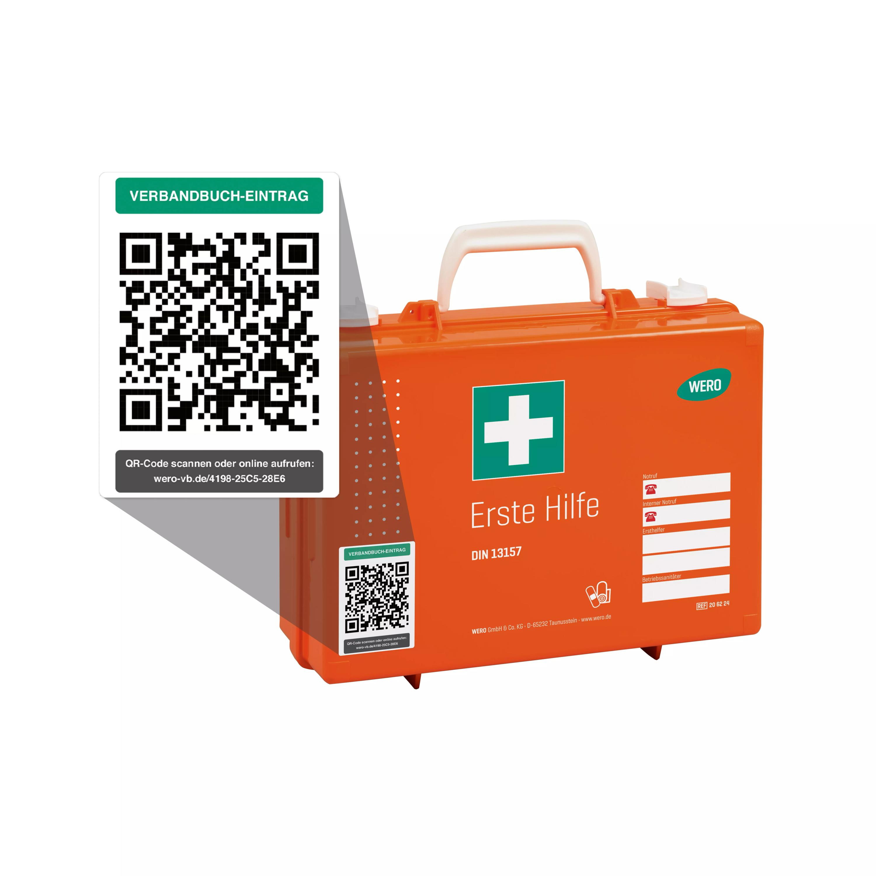 Ein orangefarbener Erste-Hilfe-Kasten mit weißem Griff, grünem Kreuz, „Erste Hilfe“-Aufdruck und zwei QR-Codes für das WERO Online-Verbandbuch (Jahreslizenz) - Pro.
