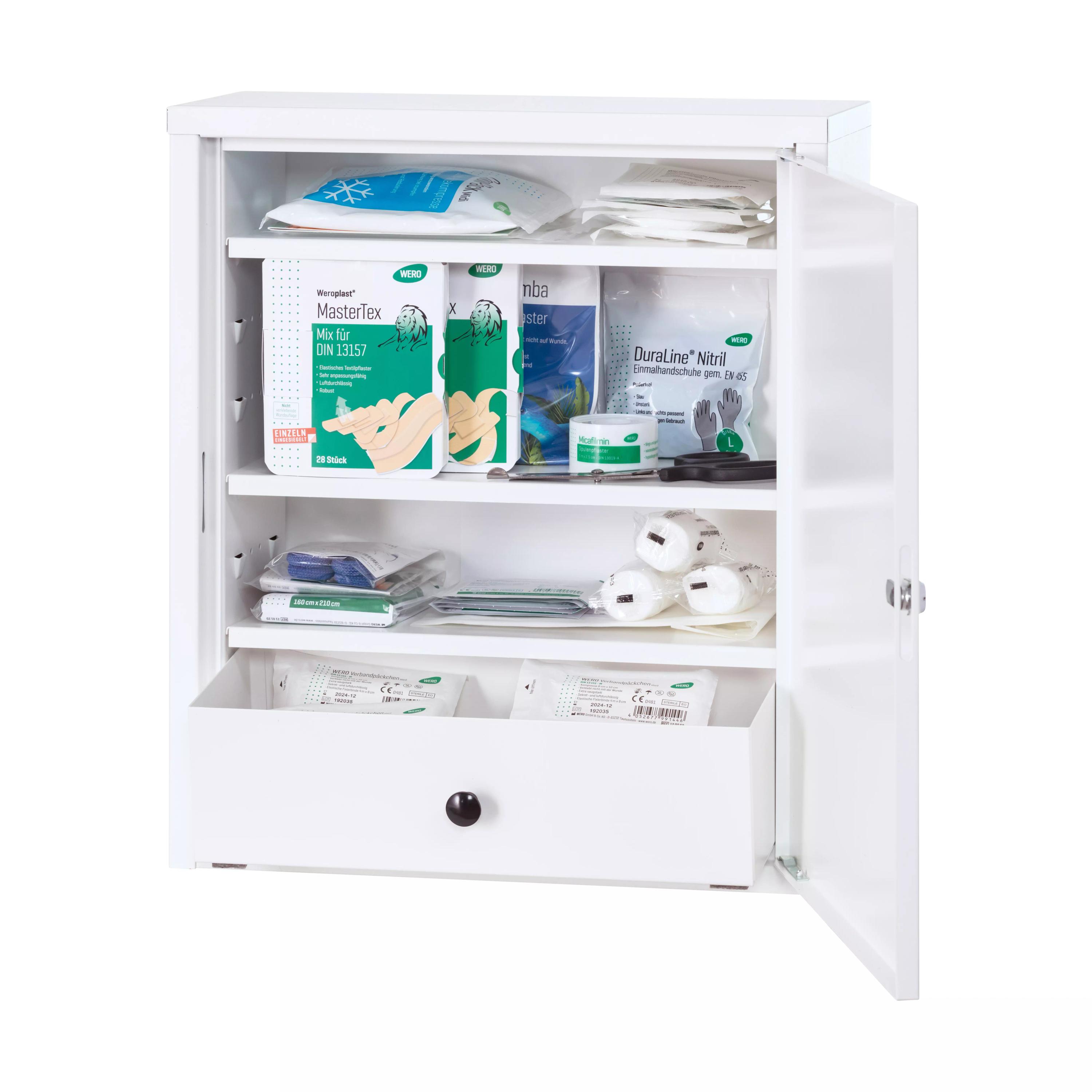 Ein geöffneter WERO Verbandschrank Midi Xtra 222 mit drei verstellbaren Böden und einer Schublade, bestückt mit Pflastern und Mullbinden.