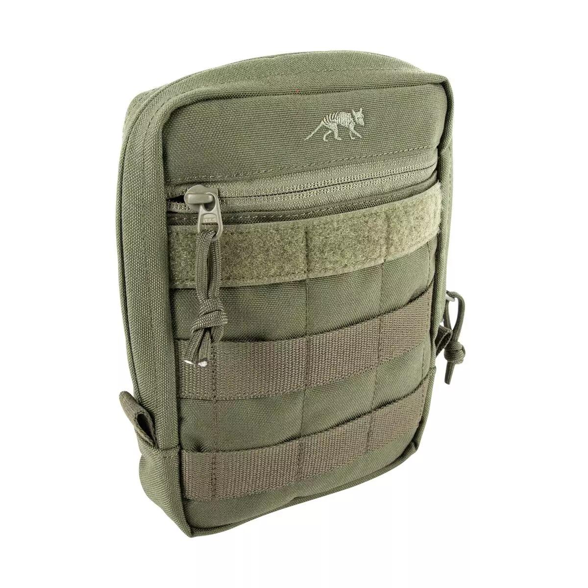 Dunkel olivgrüne TT Tac Pouch 5 steht aufrecht, zeigt Reißverschluss, mehrere Fächer, Schlaufen und verstärkte, robuste Polsterung.