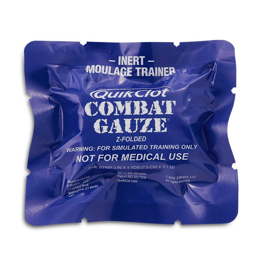 Die Trainingsversion QuikClot® Combat Gauze® in einer versiegelten blauen Folienpackung, für Übungszwecke mit originaler Materialstärke und Faltung.