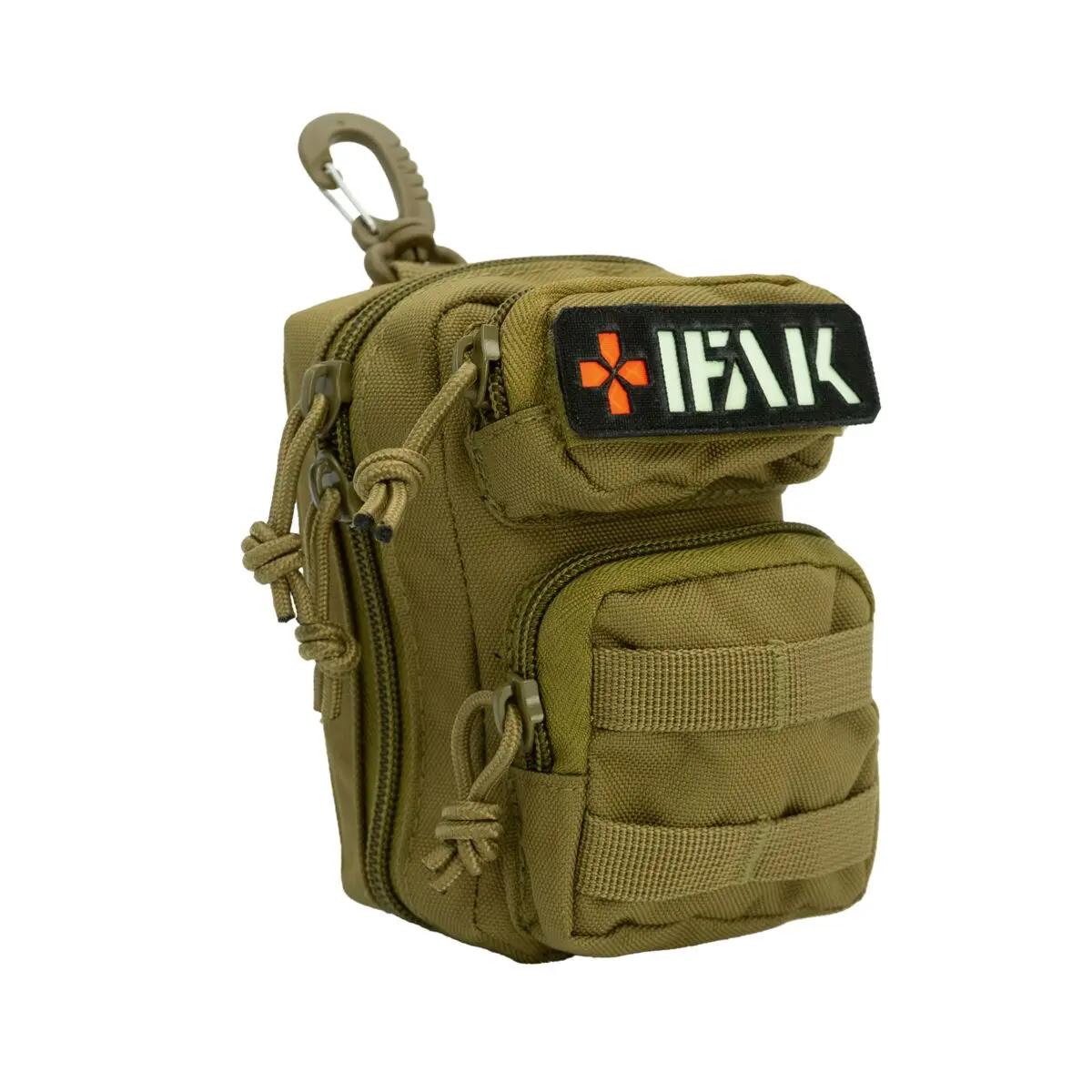 Olivegrüner WERO MED-X® Mini Notfallrucksack mit mehreren Fächern, auffälliger IFAK-Patch, Karabinerclip und knotenförmigen Verschlüssen vorne.