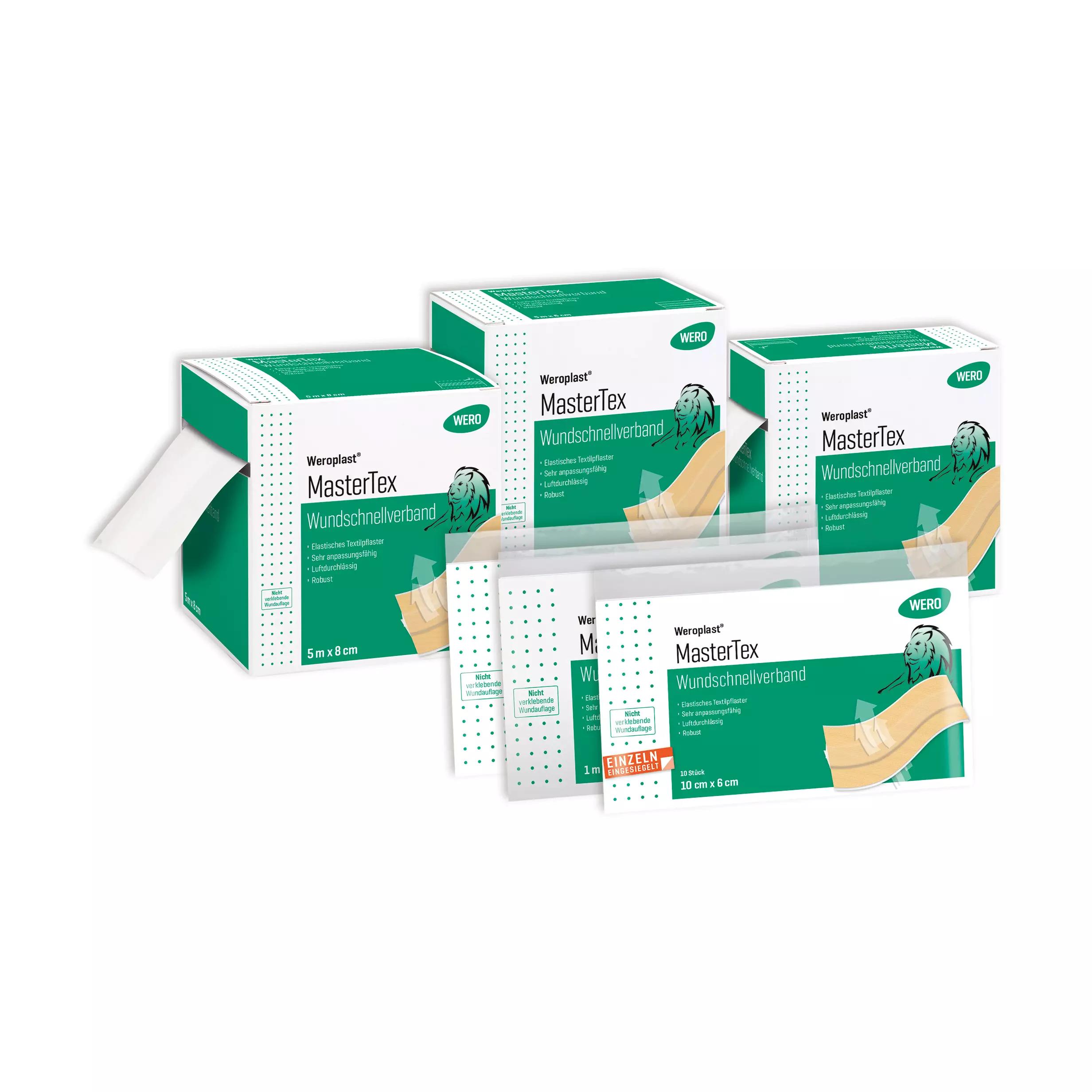 Vier grün-weiße Packungen Wundschnellverband Weroplast® MasterTex, 8 cm × 1 m, aus anpassungsfähigem textilen Gewebe, ordentlich arrangiert.
