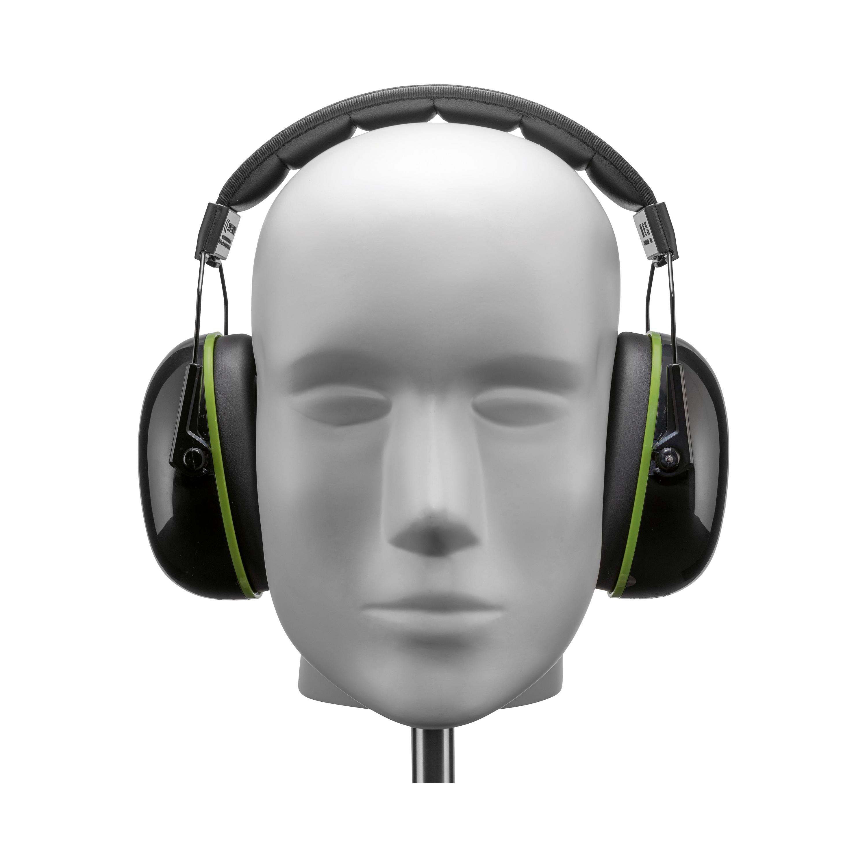 Auf einem weißen Kopfmodell sitzt ein uvex K10 Kapselgehörschutz mit schwarzen Ohrmuscheln, grünem Akzent und silbernen Seitenteilen.