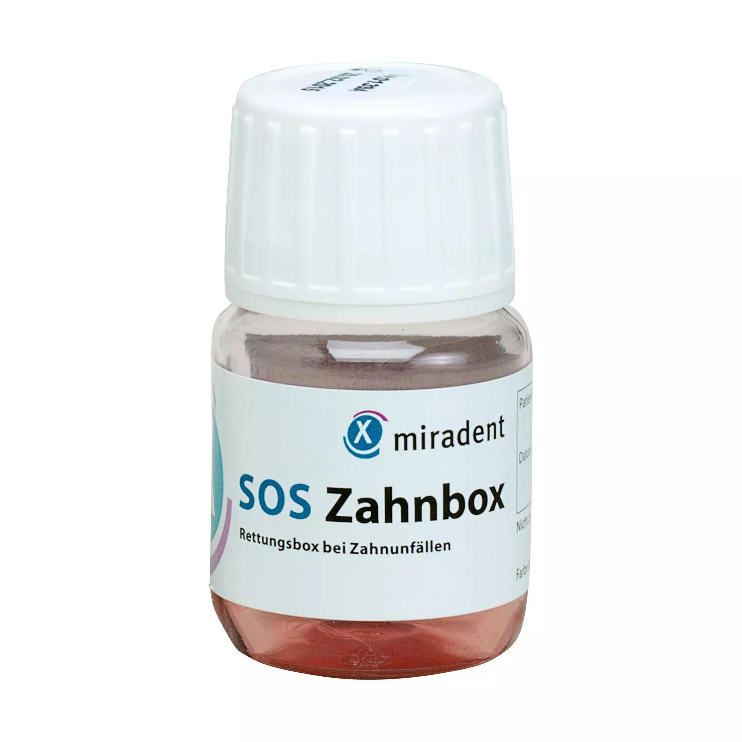 Eine kleine Glasflasche SOS Zahnbox mit weißem Schraubdeckel und blauer Beschriftung, gefüllt mit gebrauchsfertiger Nährlösung zur Zahnerhaltung.