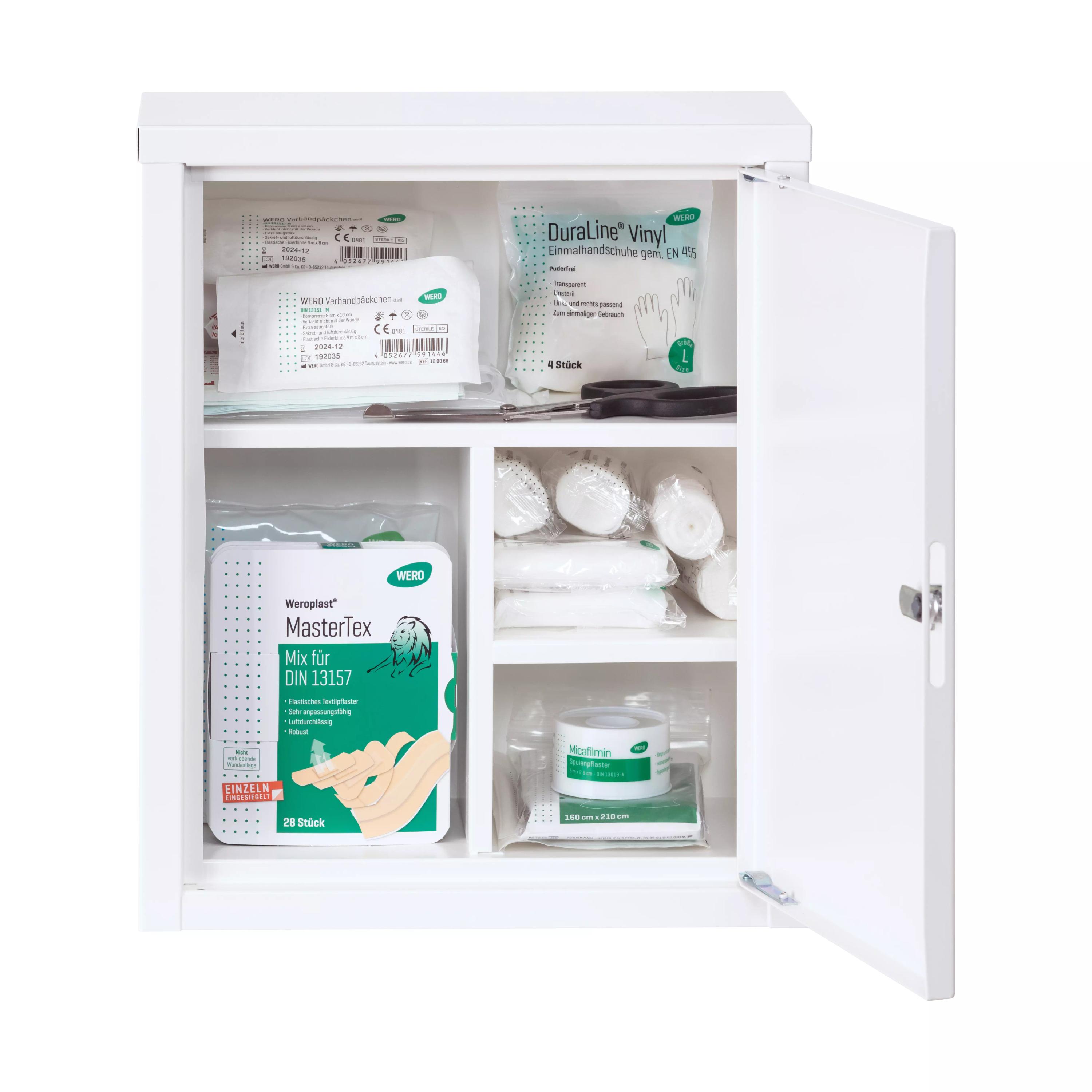 WERO Verbandschrank MiniMulti 22, leer, mit feststehender Facheinteilung, zeigt geöffnete Einlegefächer für Verbandmaterial und medizinische Utensilien.