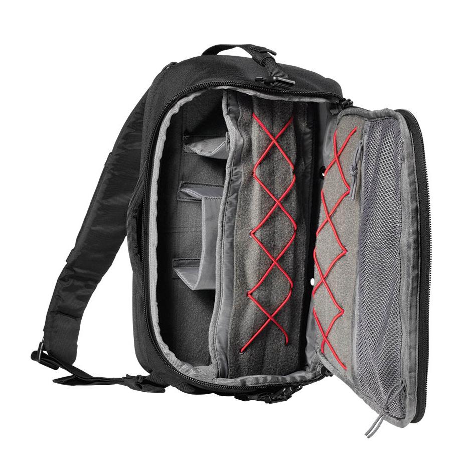 Der 5.11 UCR SLINGPACK ist geöffnet und zeigt Innenfächer mit Gummizügen, Netztasche und einen quer laufenden Sicherheitsgurt.