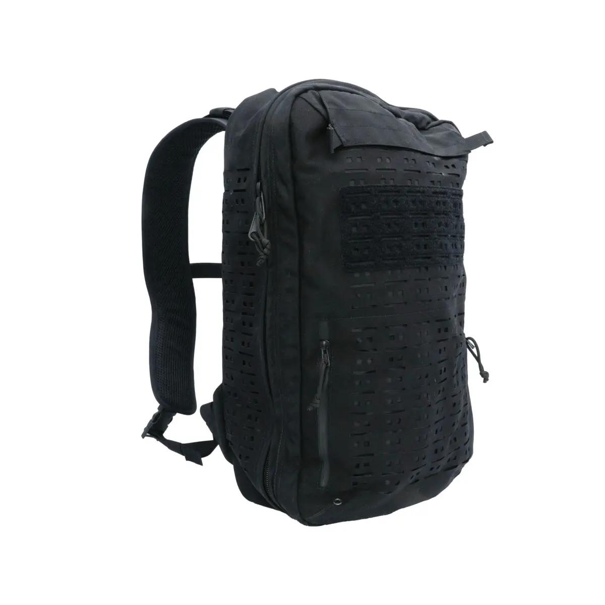 PARAMEDYK® Notfallrucksack - Schwarz mit Lochmusterfront, kleiner aufgesetzter Tasche und verstellbarem Schultergurt mit Schnalle.