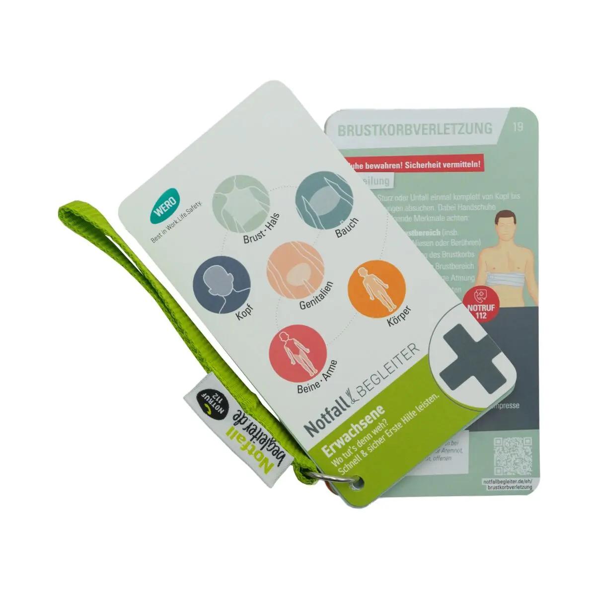 Weiße Karte des WERO Notfallbegleiter - Erste-Hilfe-Fächer mit grünem Kreuz, Illustrationen und Sicherheitsanweisungen an grünem Lanyard mit Clip.
