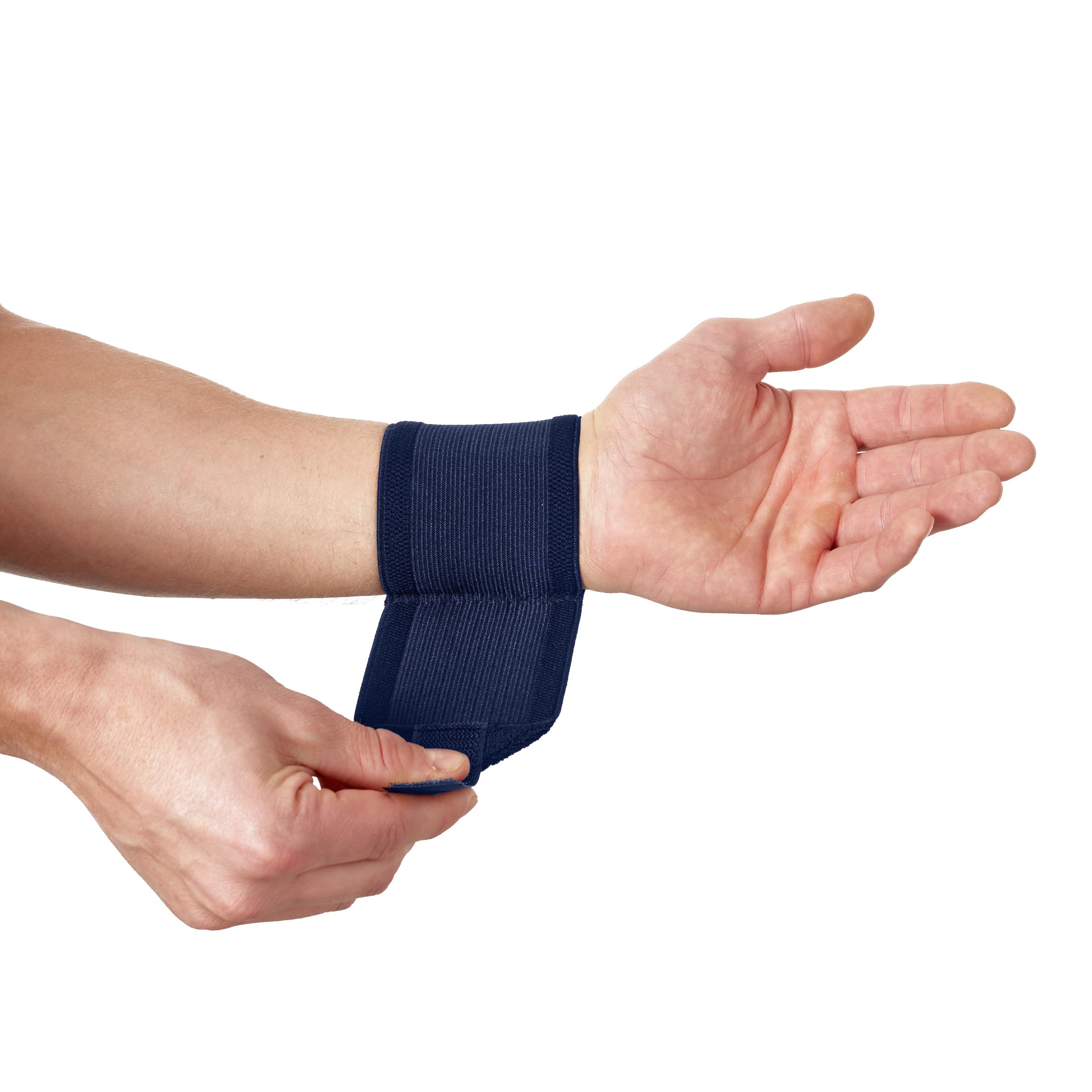 Zwei Hände ziehen eine Handgelenkbandage WERO Sanit® Supra - Blau, M mit Daumenschlaufe und texturierter Oberfläche über das Handgelenk.
