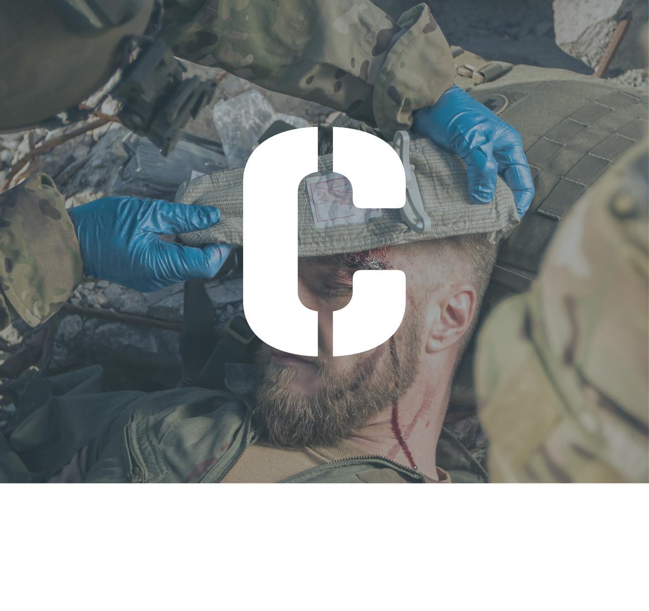 Ein Soldat bekommt eine Verletzung am Kopf versorgt. Im Vordergrund ein weißes "C".