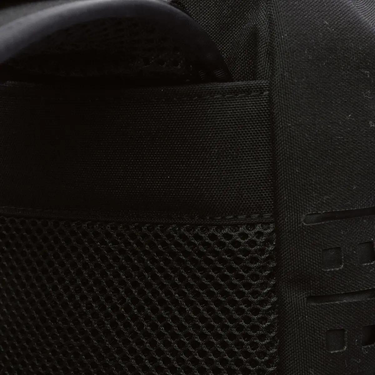 PARAMEDYK® Notfallrucksack – Schwarz mit Mesh-Fronttasche, CORDURA 1100dtex Material und stabilem Überschlagfach, seitlich abgebildet.