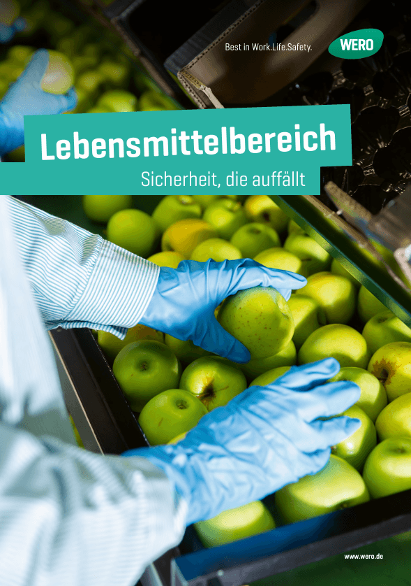 Eine Person mit blauen Handschuhen sortiert grüne Äpfel in einer schwarzen Kiste, Weroplast WERO Logo und Slogans sind abgebildet.