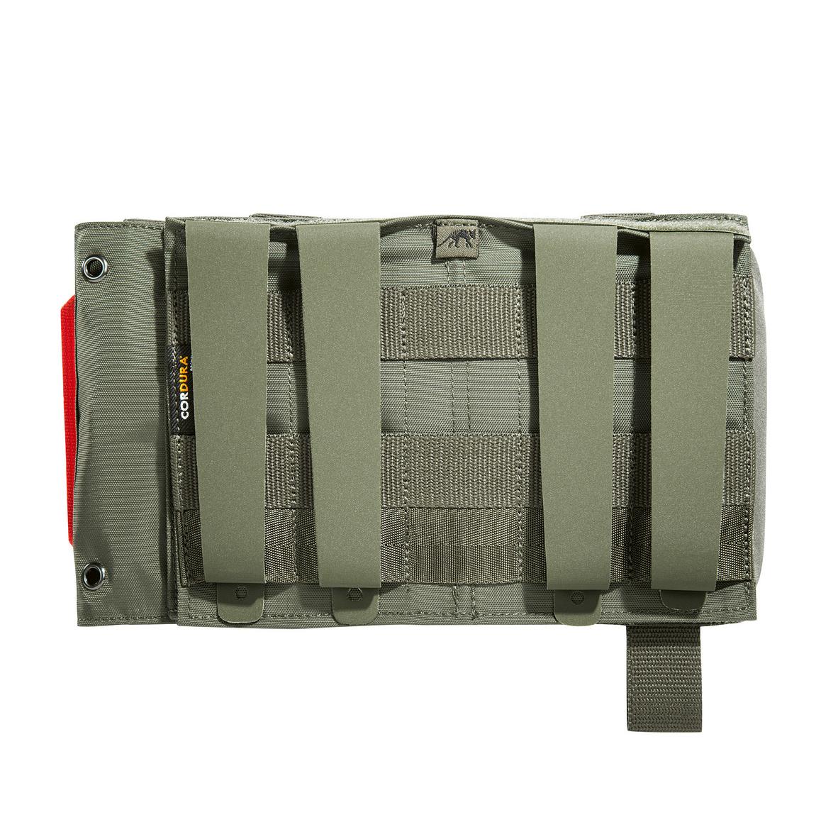 TT IFAK Pouch VL L IRR aus grünem, IRR-ausgerüstetem CORDURA®, mit vier verstellbaren, verstärkten Riemen und rotem CORDURA-Label.