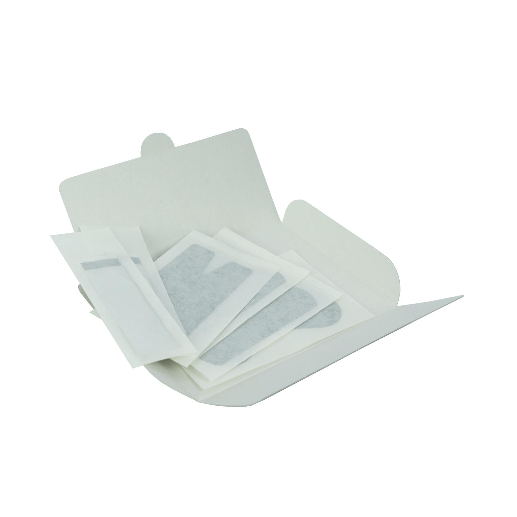 Offene Schachtel mit mehreren einzeln verpackten WERO MED-X® TrostPflaster Mini Mix Pflastern mit extra starker Klebkraft und schwarzem, textilem Gewebe.