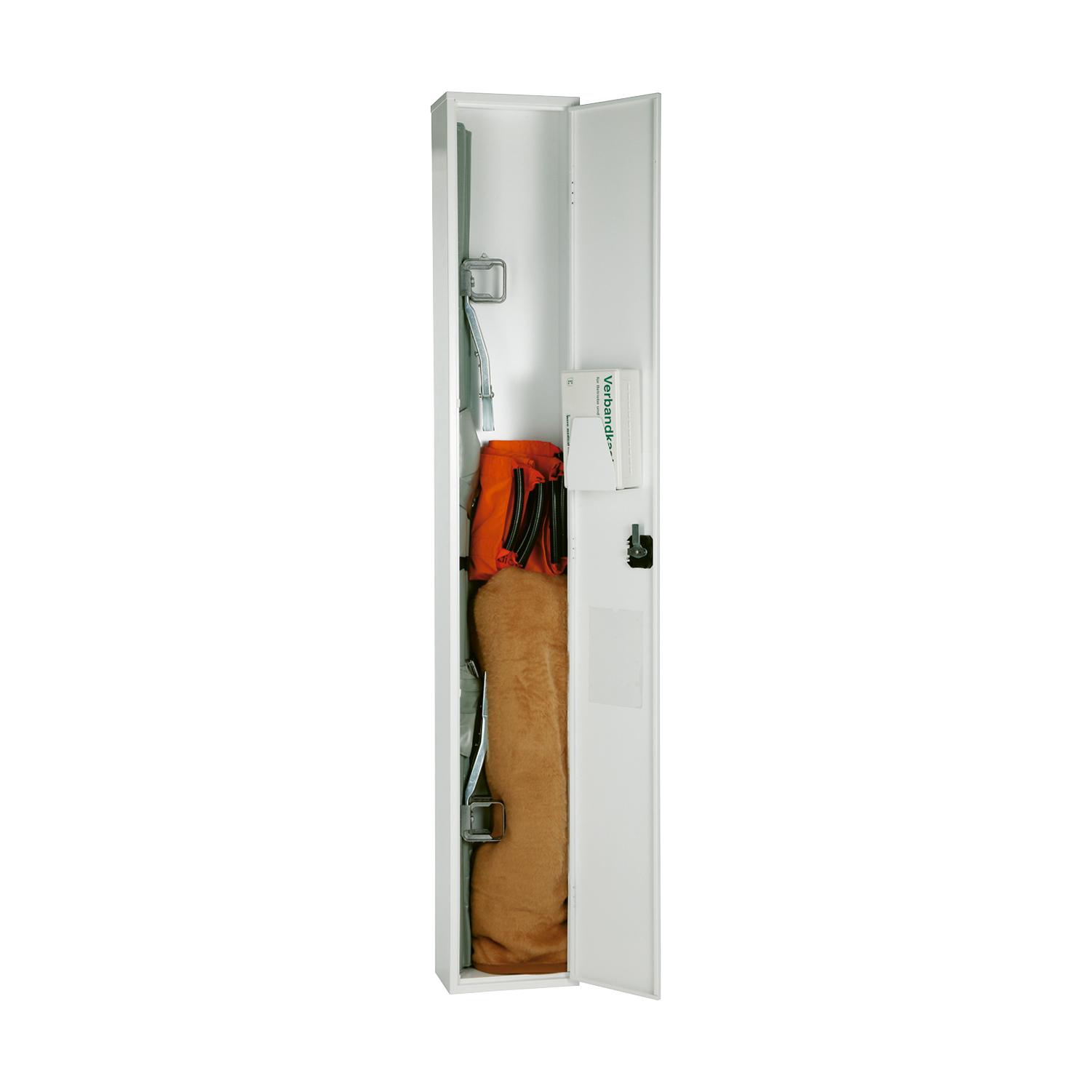 WERO Sanitätswandschrank Slim V 1450, gefüllt – Weiß, geöffnet mit Rettungstuch, Decke, Trage und grünem Verbandkasten ordentlich einsortiert.