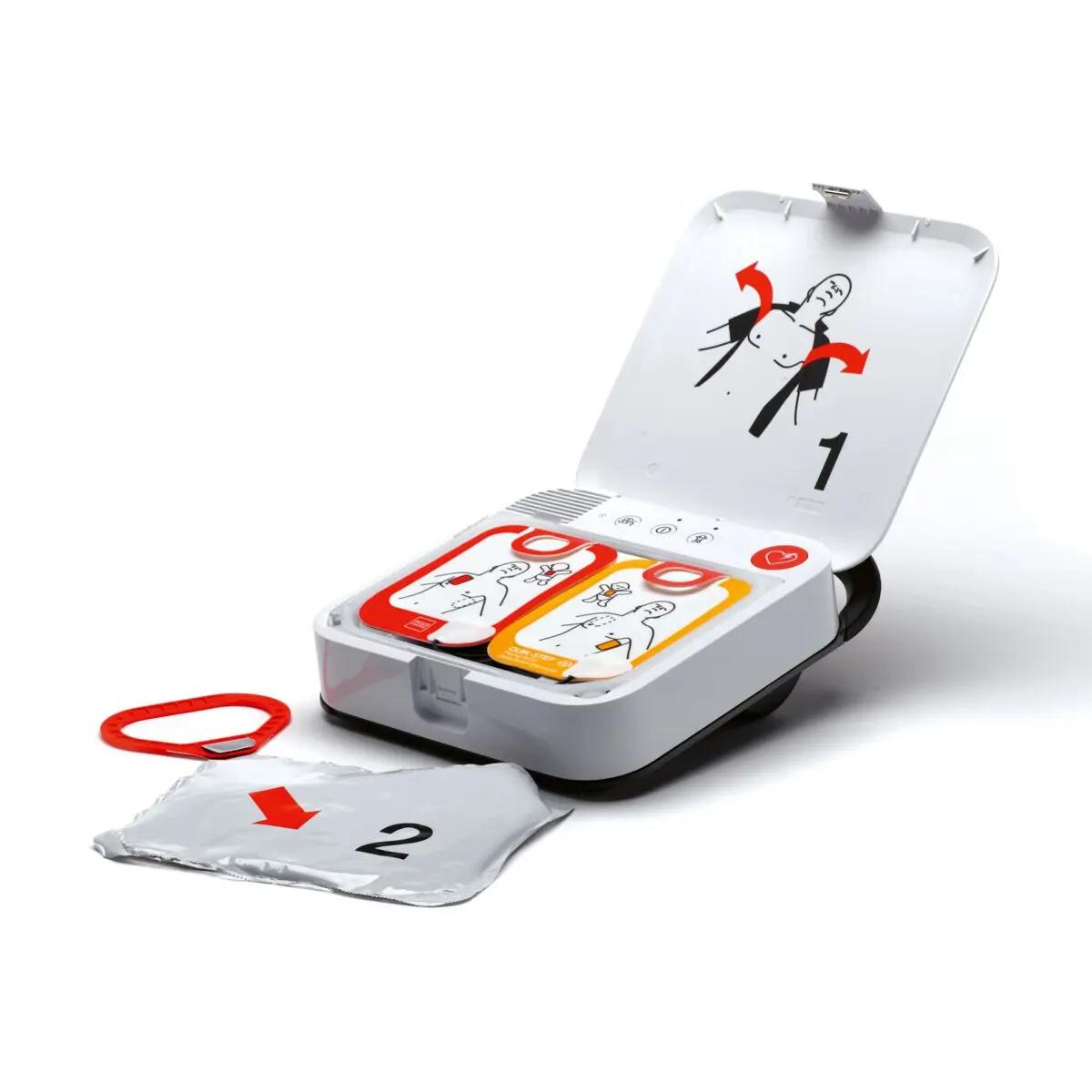 LIFEPAK® CR 2 - QUIK-STEP Defibrillator geöffnet mit sichtbaren vorkonnektierten QUIK-STEP Elektroden und klaren Anwendungssymbolen.