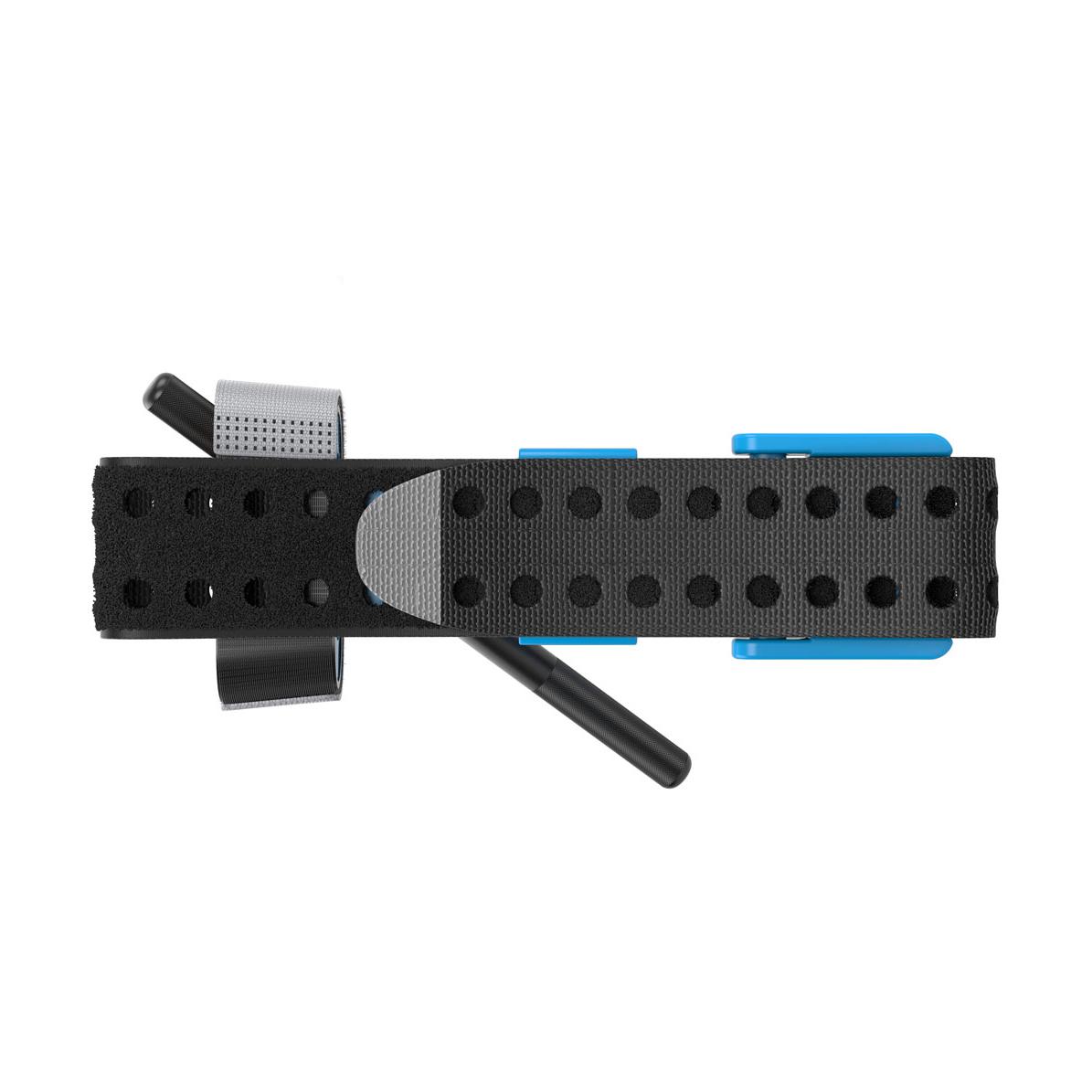 Schwarzes und blaues Extremity Tourniquet SAM® XT steht aufrecht, mit silbernen Clips, grauem Lochband und flexiblem Gurt zur Blutstillung.