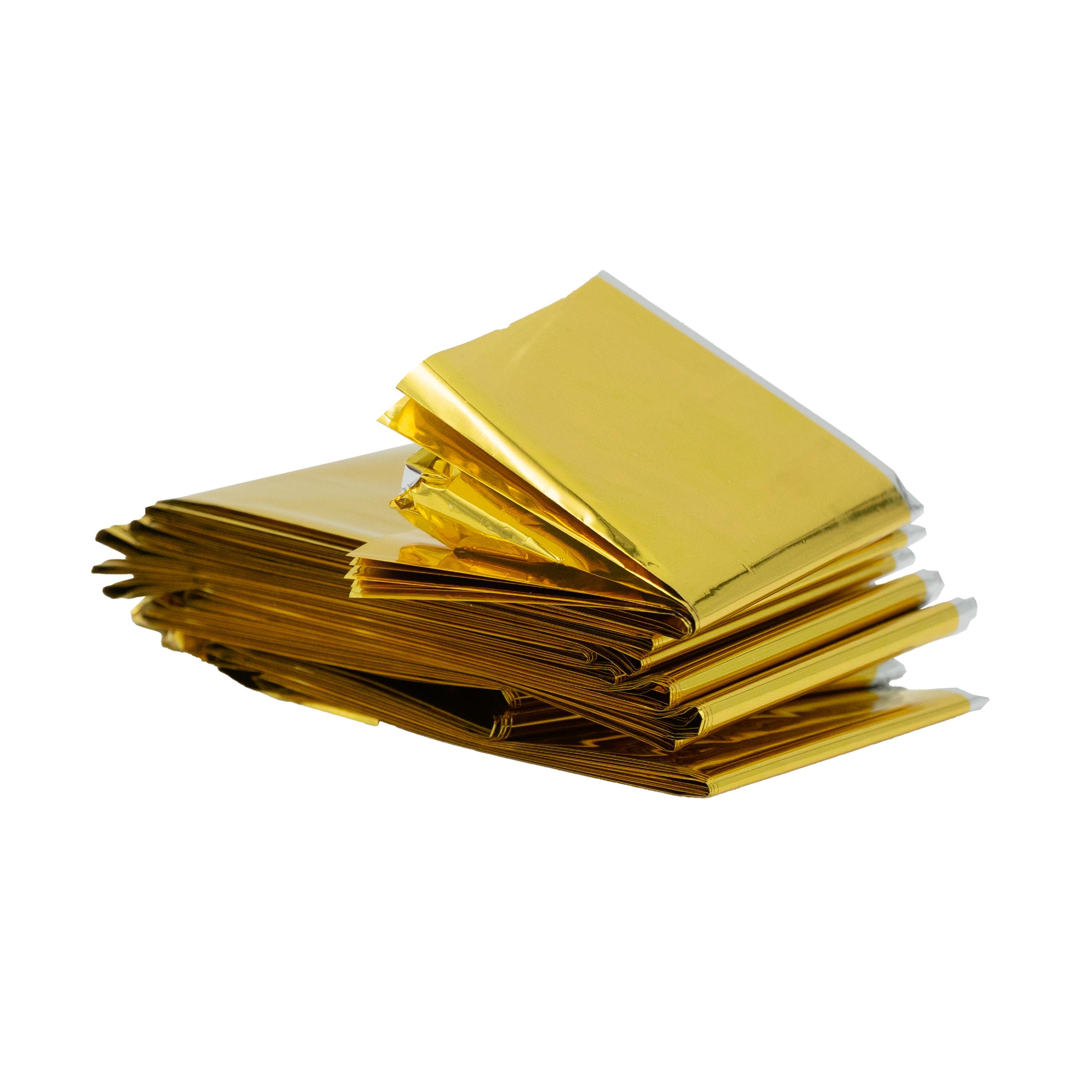 Ein Stapel goldfarbener WERO Rettungsdecke Folien, ungleichmäßig übereinandergelegt, zeigt die reflektierende Oberfläche der obersten Decke.