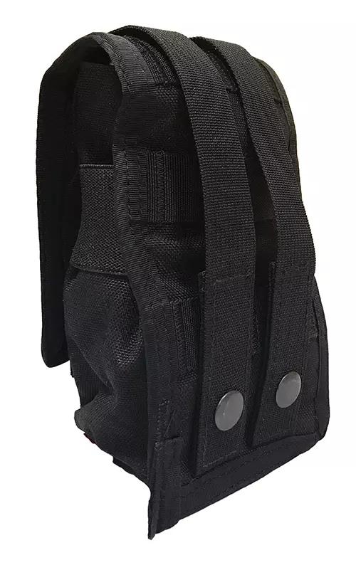 Schwarze taktische Canvas-Tasche mit Klappverschluss, silbernen Druckknöpfen, seitlichen Gurten und geräumigem Innenfach für Outdoor-Einsatz.