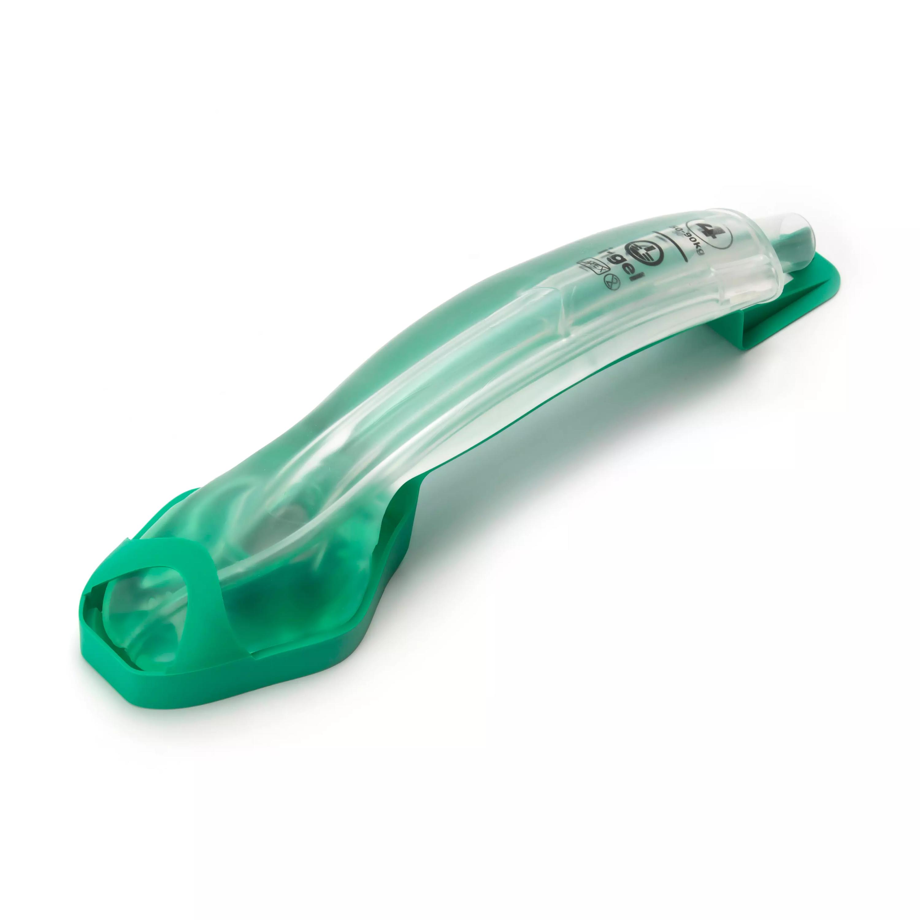 Eine i-gel® supraglottische Atemhilfe für Erwachsene medium Größe mit grünem Kunststoff und zentralem, durchsichtigem Schlauch samt festem Anschlussdeckel.