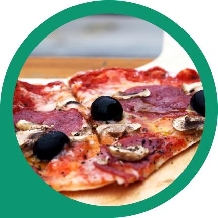 Pizzastück mit Tomatensauce, Käse, Pilzen und Oliven auf einem Holzbrett.