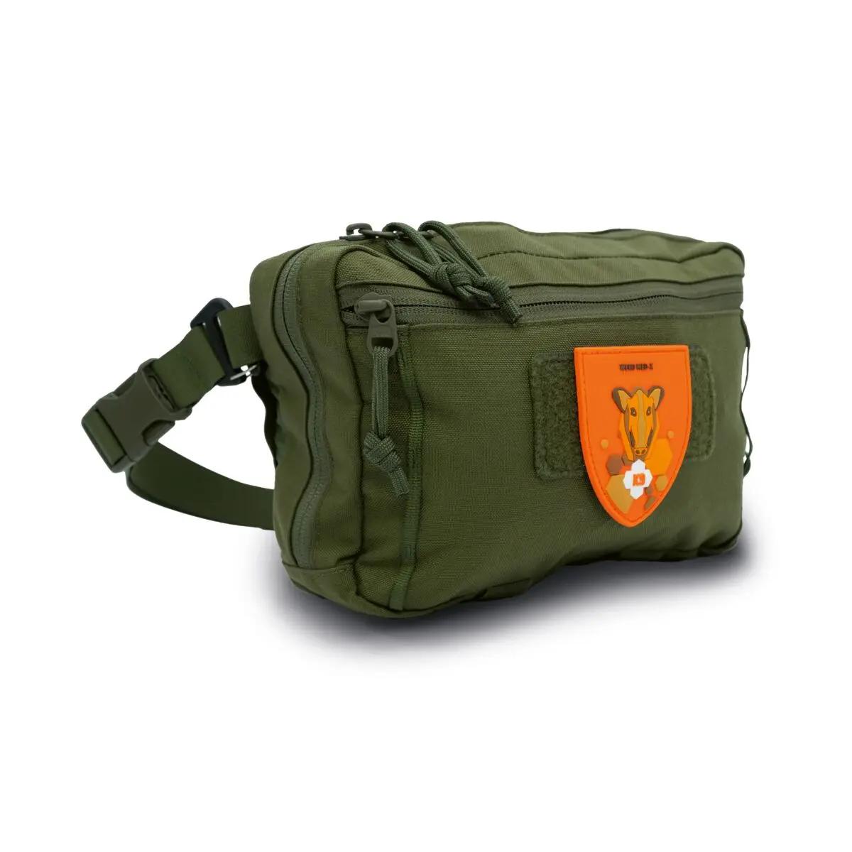 Robuste WERO MED-X® Hunter Medic Pack K9 Tasche in grün mit mehreren Fächern, auffälligem Tiermotiv-Patch und schwarzem verstellbarem Gurt.