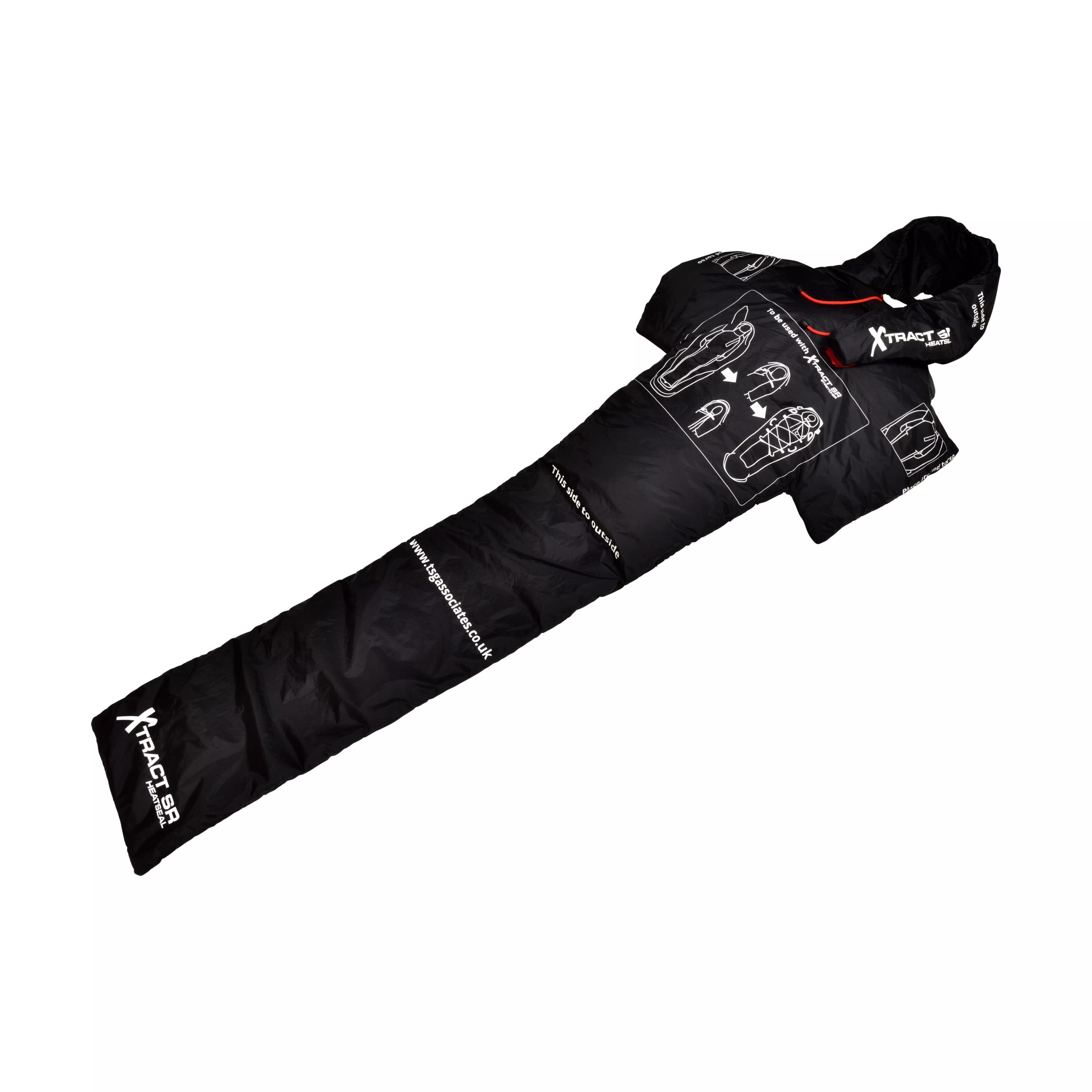 Schwarzer Wärmeerhalt-Modul Xtract™ SR Heatsaver in schlafsackähnlicher Form mit rotem Detail, Kapuze und sichtbarem Logo sowie weißer Beschriftung.