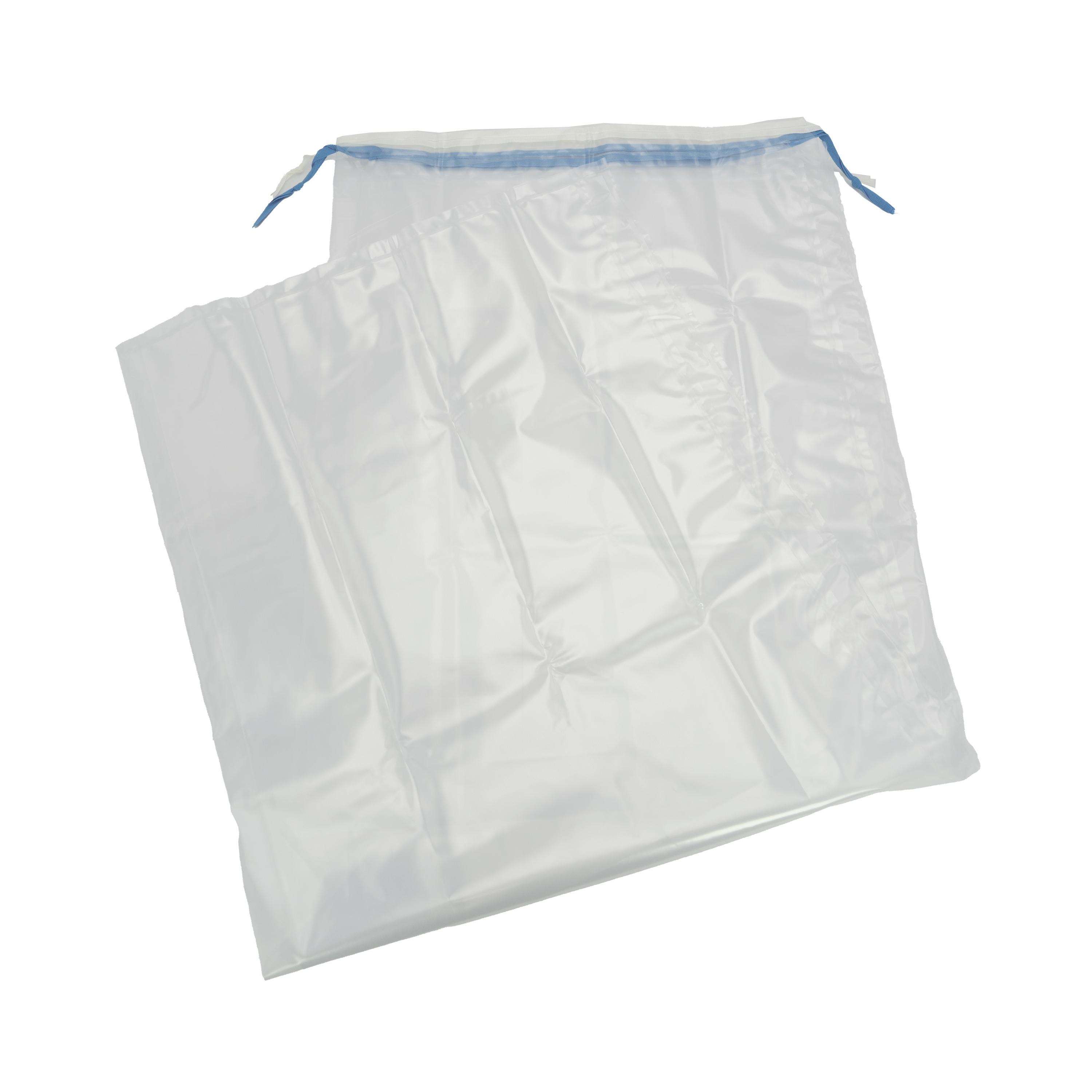 Zwei leere, durchsichtige WERO Replantat-Beutel, steril - Bein mit blauen Zugbändern, in unterschiedlichen Größen nebeneinander liegend und stehend.