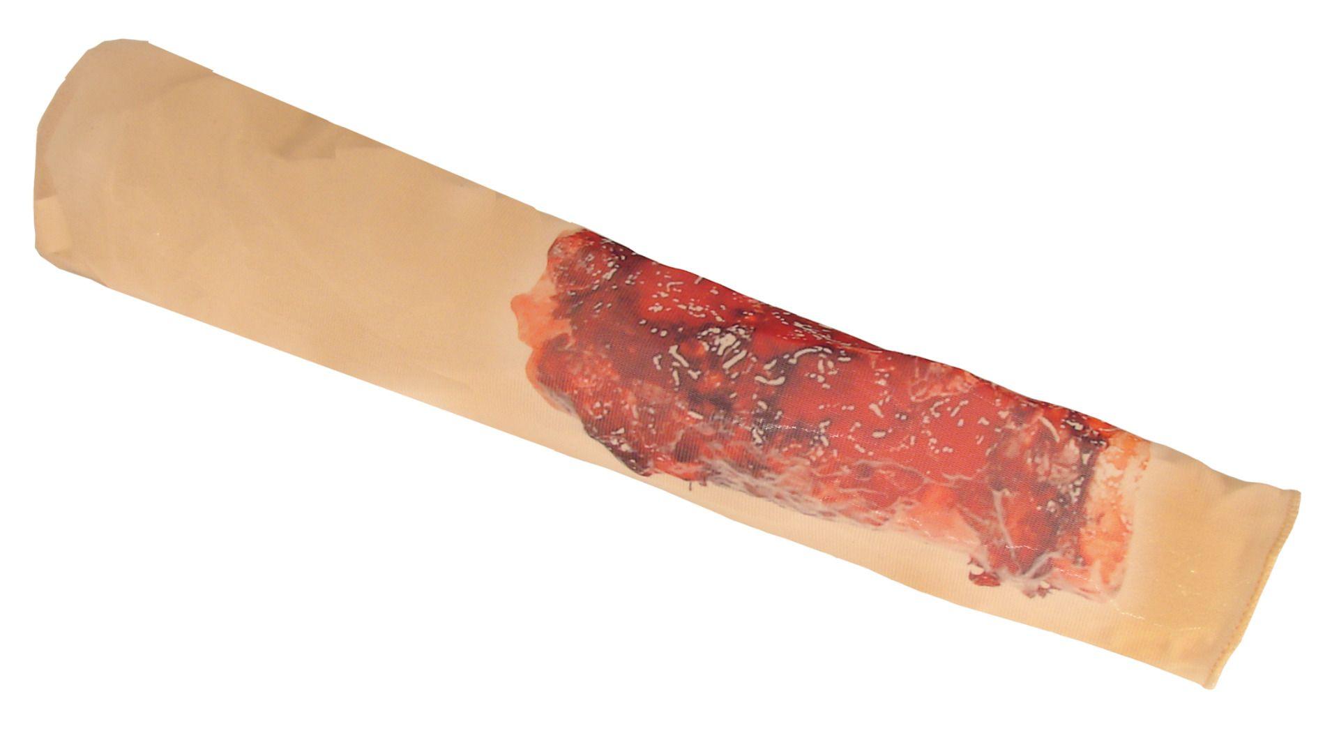 Ein gebogener RAPID Trauma-Simulation Verband mit elastischem, texturiertem Material zeigt eine blutrote Verfärbung mit dunklen Flecken.