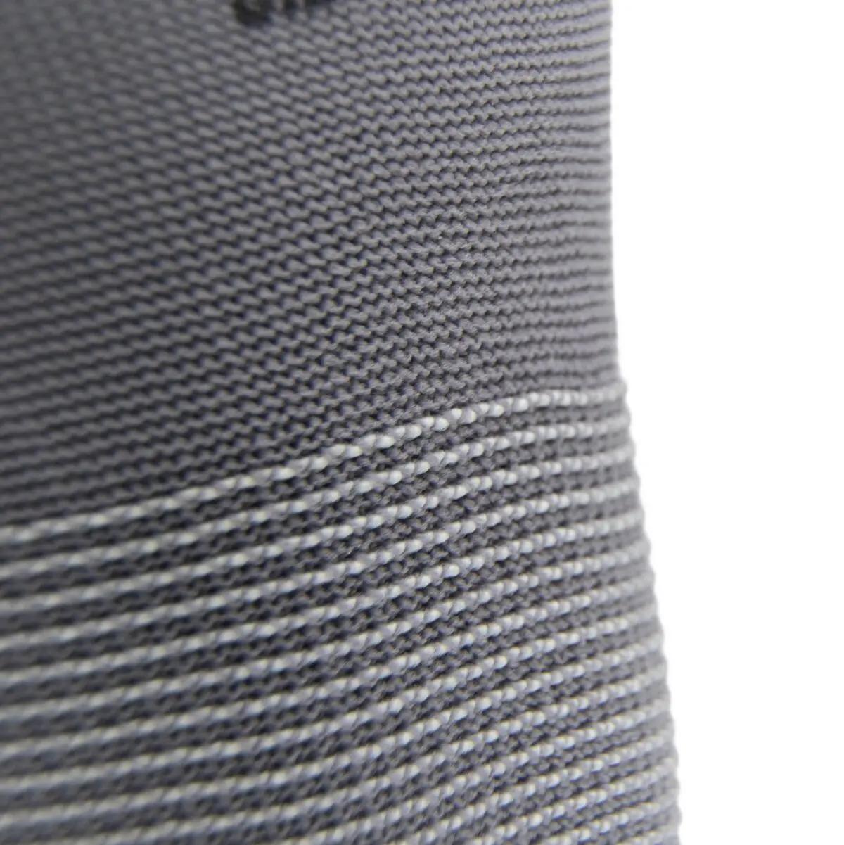 Nahaufnahme des Montagehandschuh WERO HeavyGrip in Grau, mit rutschfester Latexbeschichtung, robuster Struktur und diagonaler Musterung.