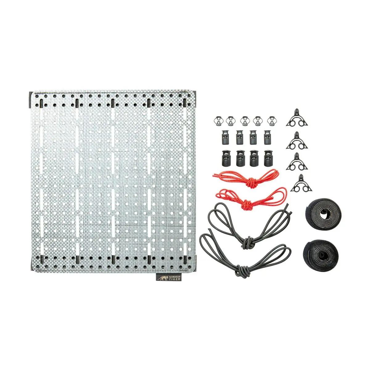 Silbergraues TT SRPP Panel - 25,5 cm aus leichtem Tegris®, mit gelaserten Löchern, samt Bungee-Cord, Klettband und Kordelstoppern.