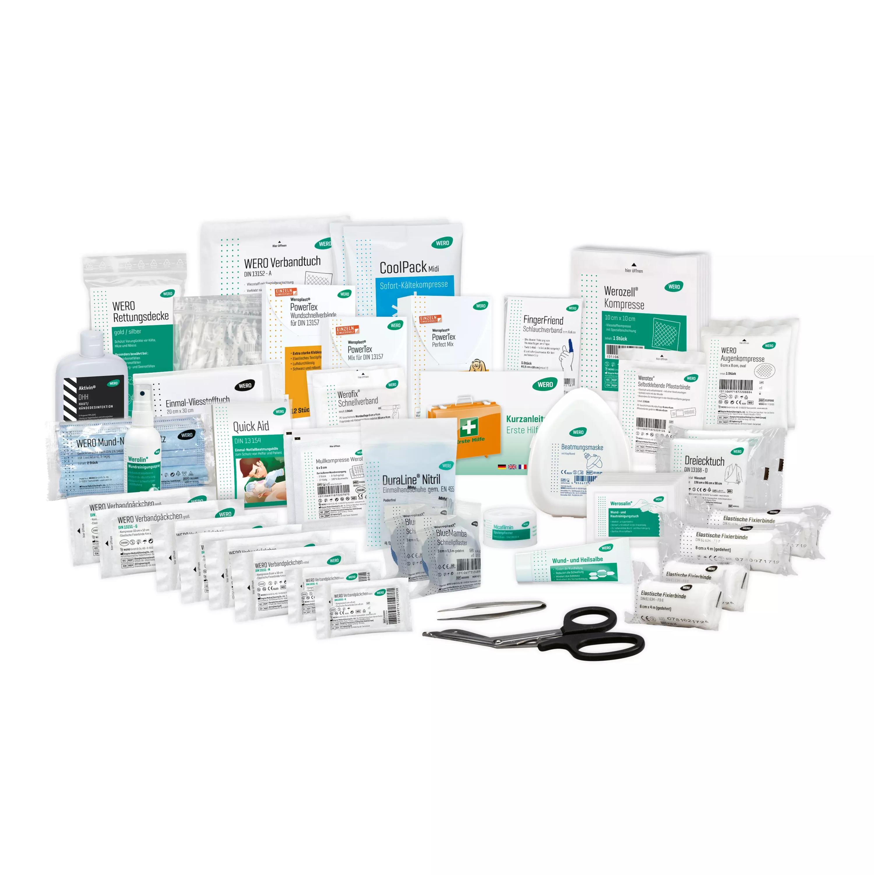 Eine Vielzahl an weißen und farblich akzentuierten WERO Füllung DIN 13157 Allround Plus mit Weroplast PowerTex Pflaster-Komponenten, inklusive Verbänden, Pflastersets und Schere.