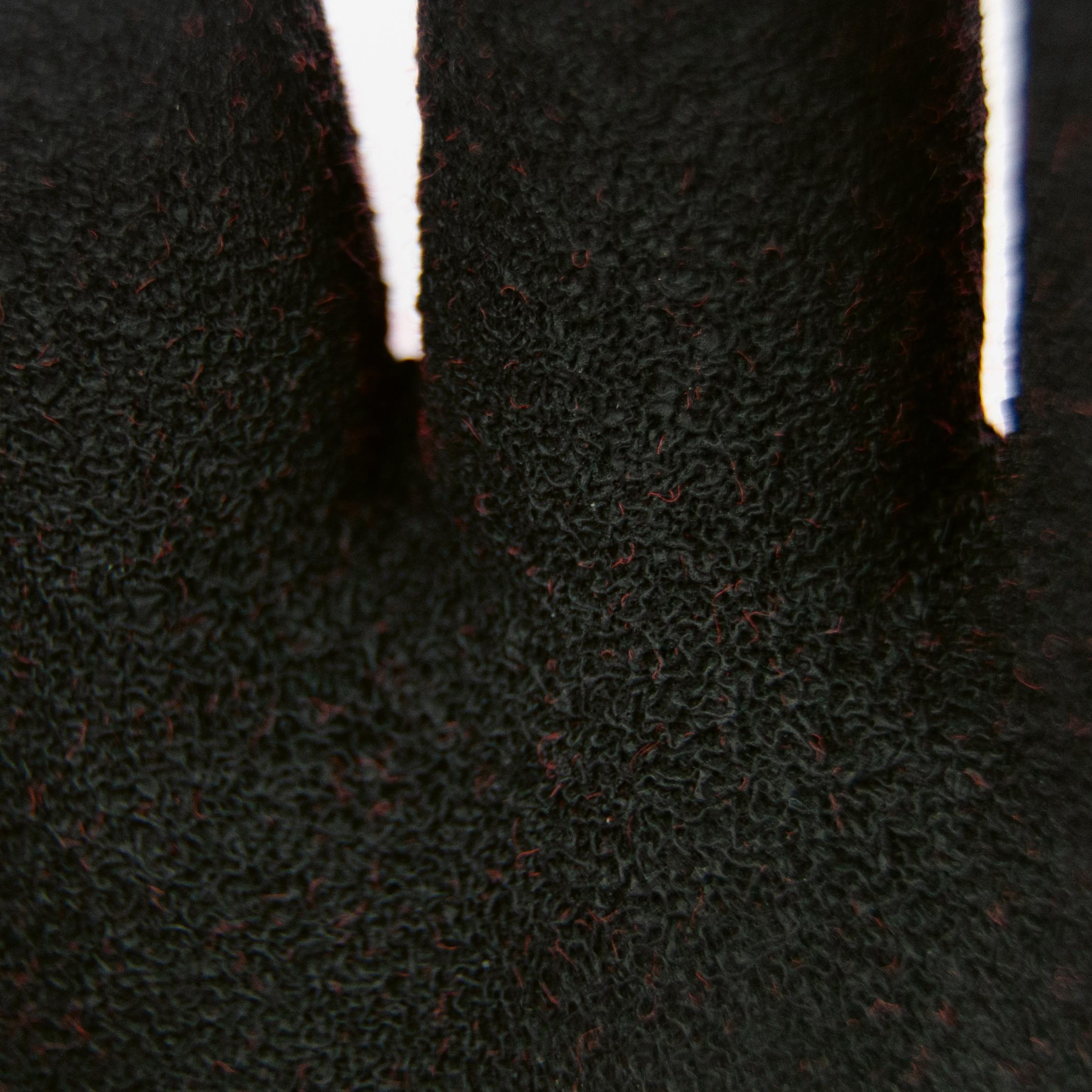 Zwei schwarze Kälteschutzhandschuh WERO Frosty aus dichter Materialstruktur mit aufgerauter Latexbeschichtung liegen nebeneinander, Finger leicht gebogen.