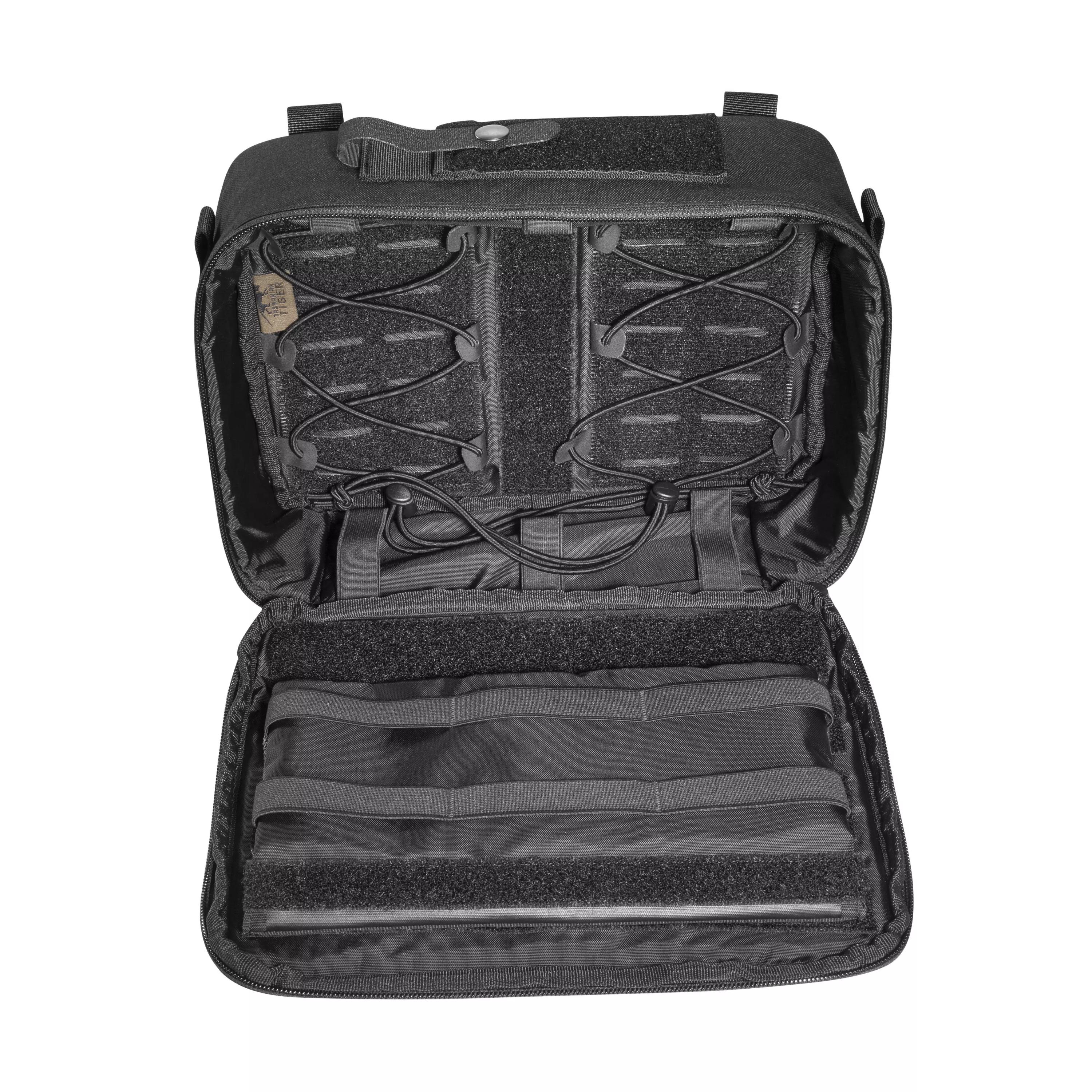 Geöffnete TT Modular Support Bag mit verstärktem Rand, MOLLE-Klett und Bungee-Cord innen, daneben abnehmbarer Schultergurt.