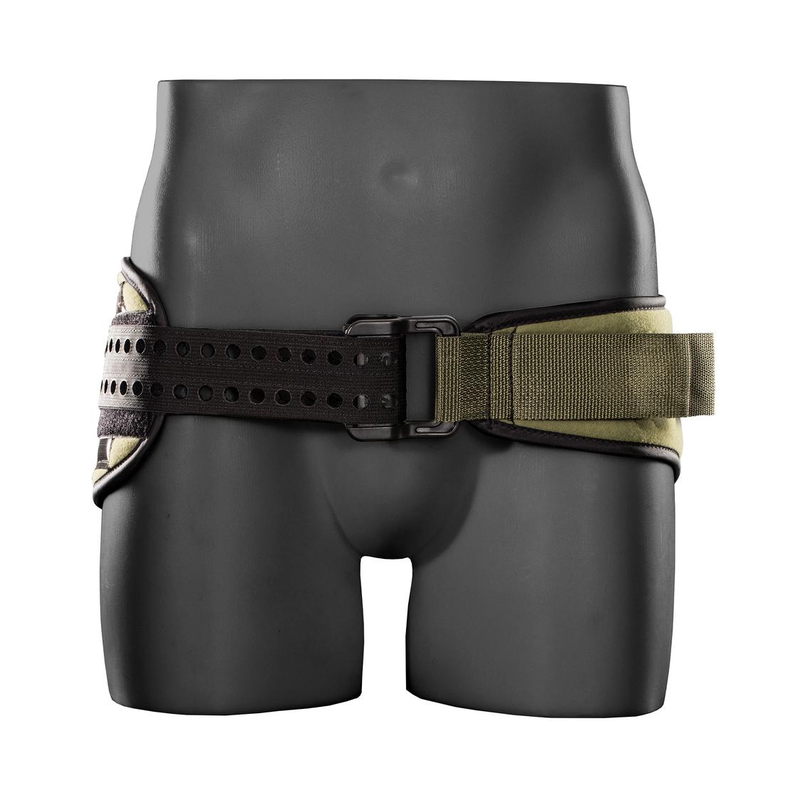 Ein SAM® Pelvic Sling II - Schwarz, Standard mit schwarzer Schnalle und olivgrünem verstellbarem Gurt liegt stützend um die Taille einer grauen Schaufensterpuppe.