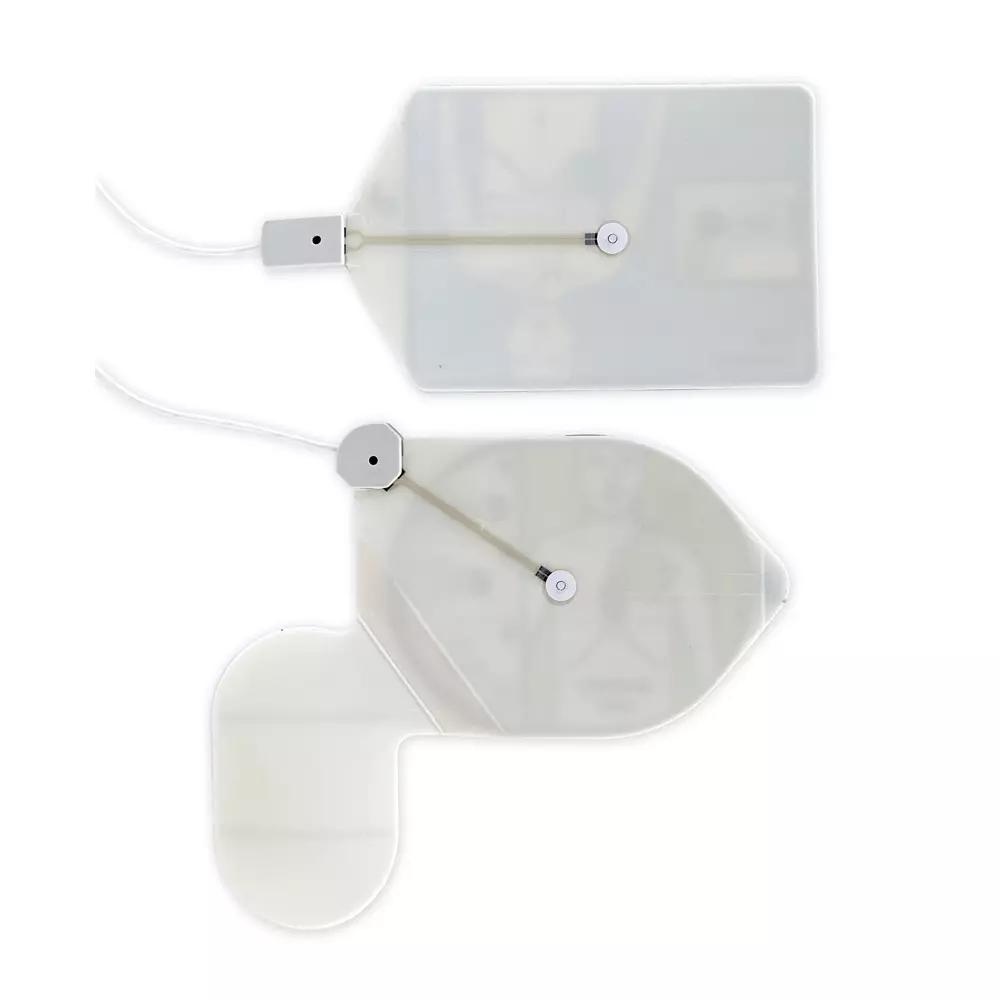 Zwei weiße Ersatz-Klebeelektroden für CPR Uni-padz Trainingselektrode mit langen weißen Kabeln und kleinen Steckverbindern.