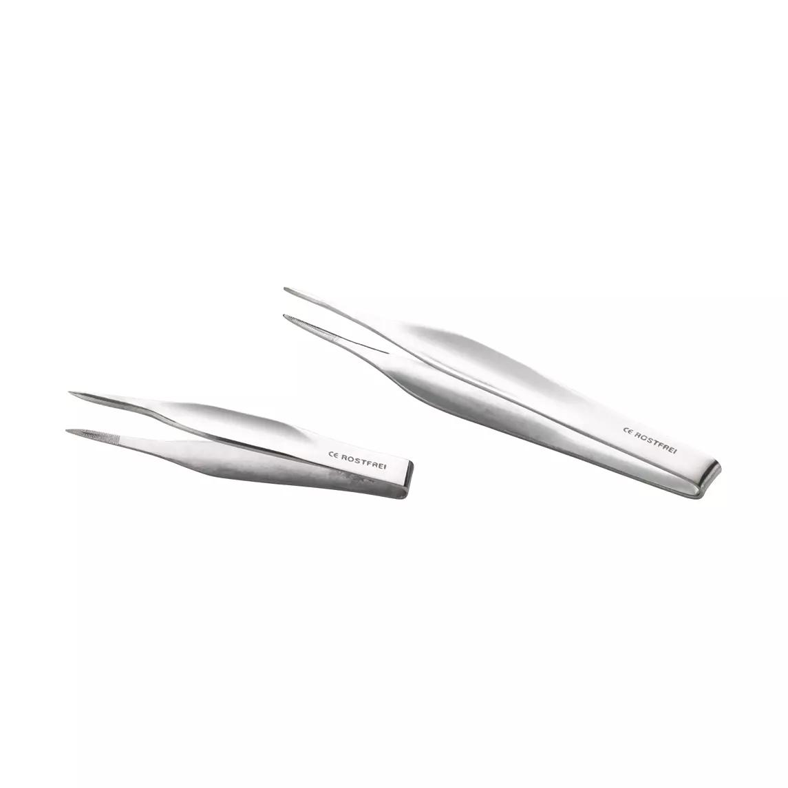 Zwei Splitterpinzetten nach Feilchenfeld, steril, 11,5 cm, aus glänzendem Edelstahl mit flachen, kurzen Spitzen, seitlich versetzt angeordnet.