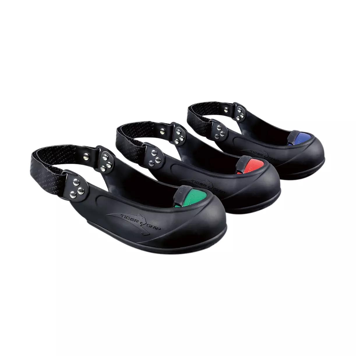 Drei Sicherheits-Überschuhe Tiger Grip® Visitor - S mit grüner, roter und blauer Akzentfarbe liegen nebeneinander, jeweils mit verstellbarem Klettverschluss.