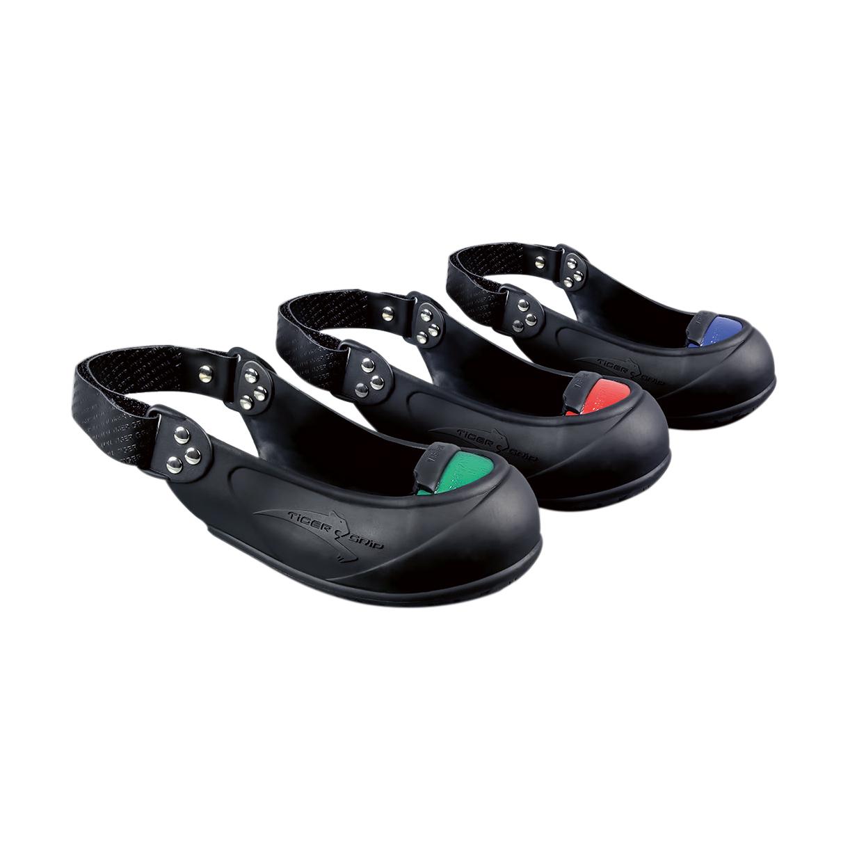 Drei Sicherheits-Überschuhe Tiger Grip® Visitor - S mit grüner, roter und blauer Akzentfarbe liegen nebeneinander, jeweils mit verstellbarem Klettverschluss.