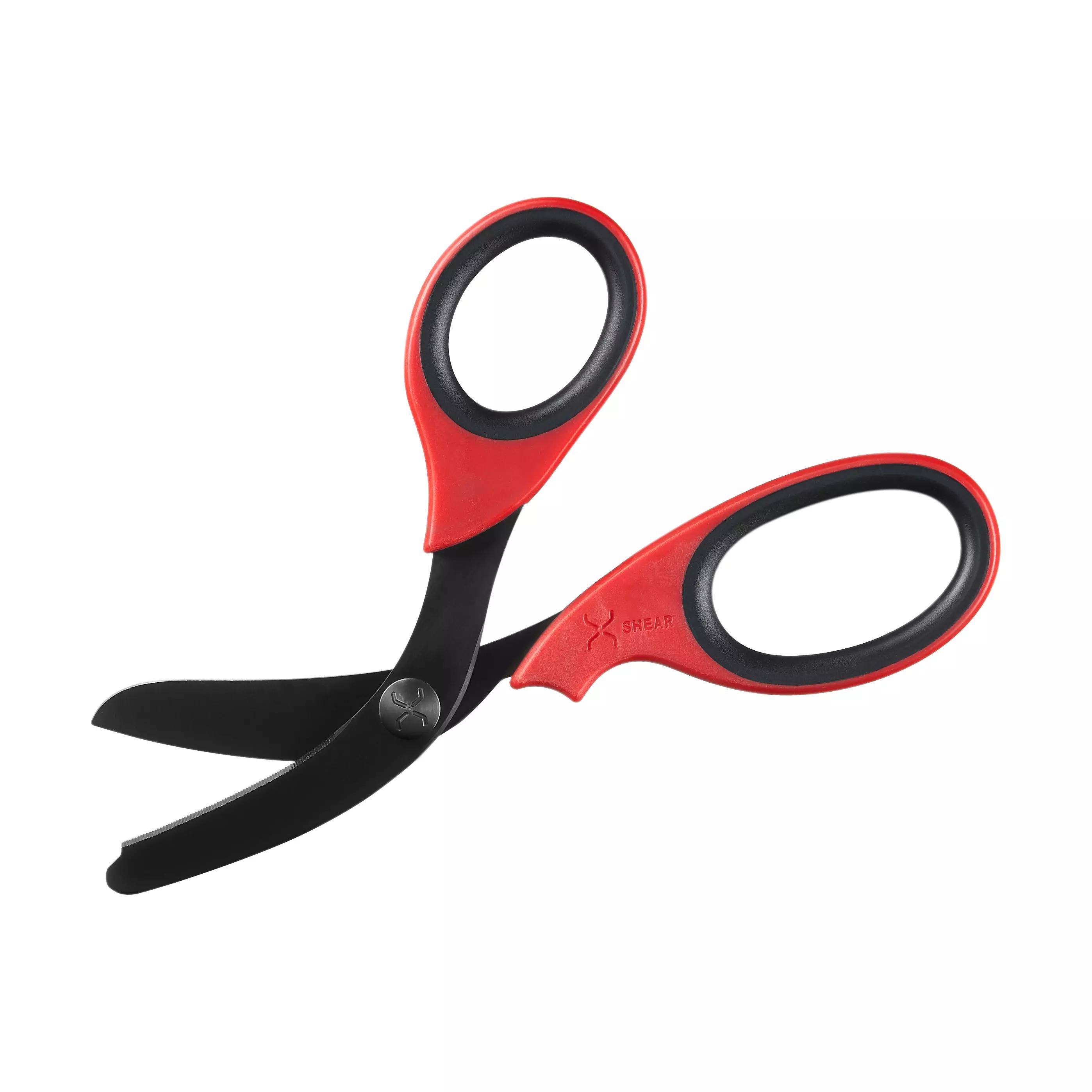 Eine offen stehende Traumaschere XSHEAR® - Rot mit gehärteten, schwarz beschichteten Klingen und elastischen, roten Soft-Touch-Griffen.
