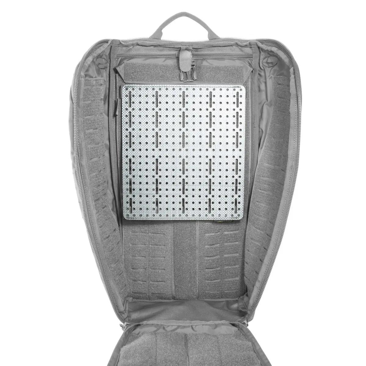 TT SRPP Panel - 25,5 cm aus Tegris®-Material, als rechteckige Lochplatte im Rucksack befestigt, bietet flexible Befestigungsmöglichkeiten.