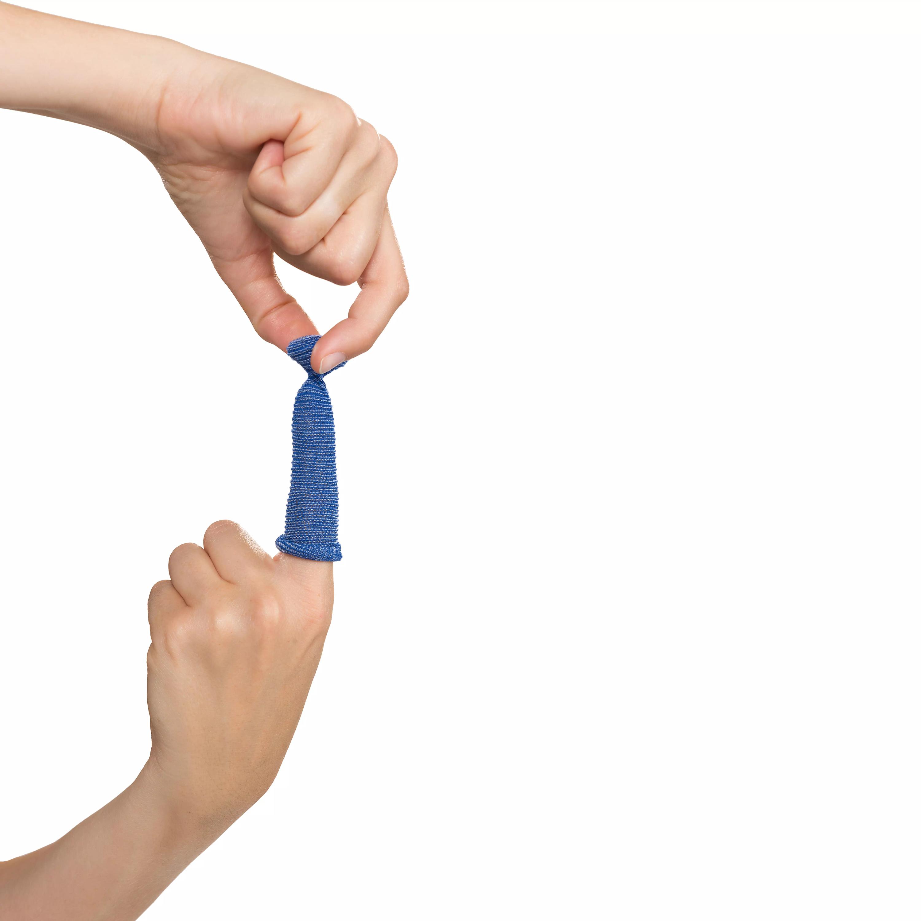 Zwei Hände demonstrieren das Anlegen eines WERO FingerFriend Schlauchverband zum Rollen, blau, aus elastischer Baumwolle, für schnelle Anwendung.