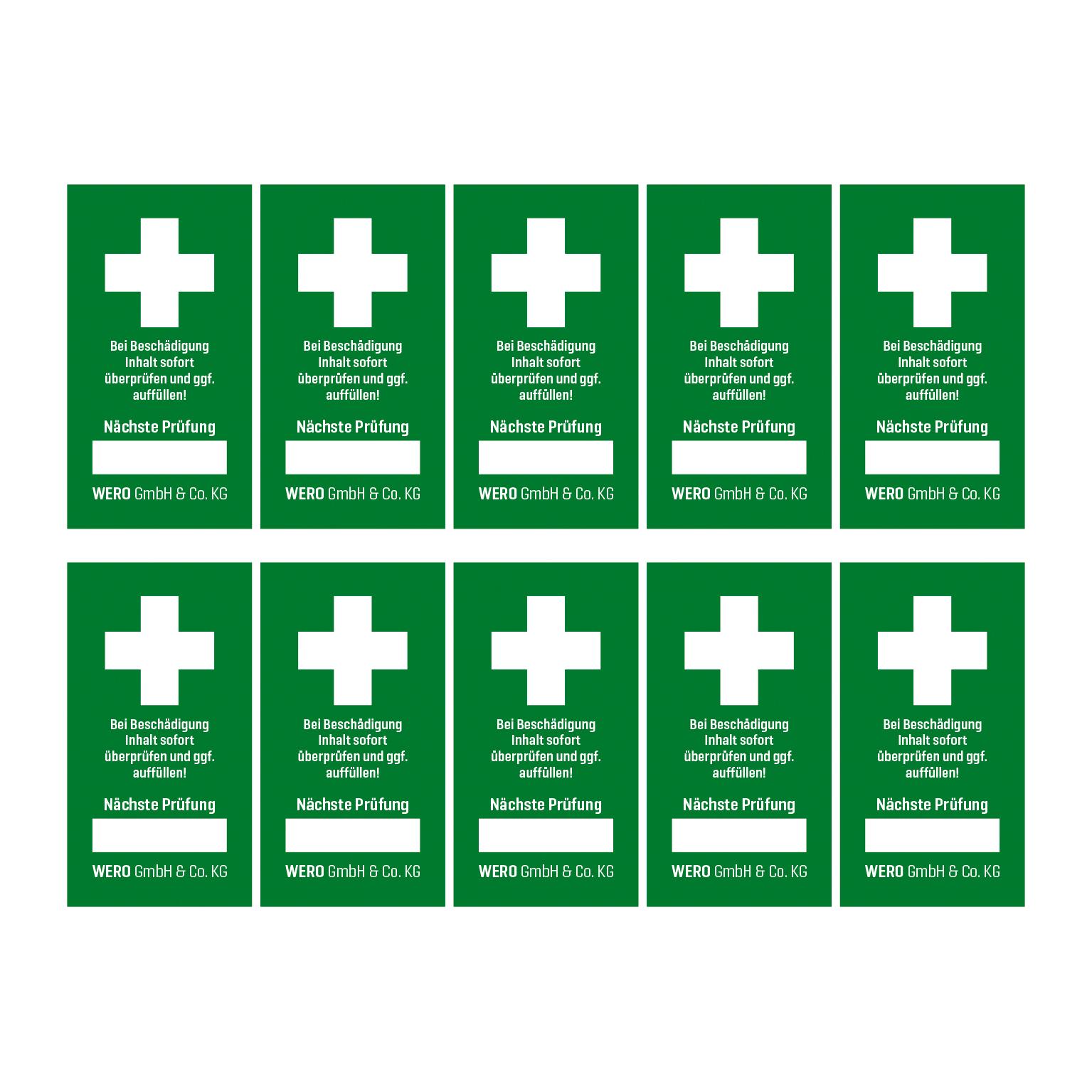 Zehn identische grüne Prüfplaketten Prüfplakette: Prüfsiegel für Erste-Hilfe-Einrichtung mit weißem Kreuz und deutschem Text in einer symmetrischen 2x5 Anordnung.